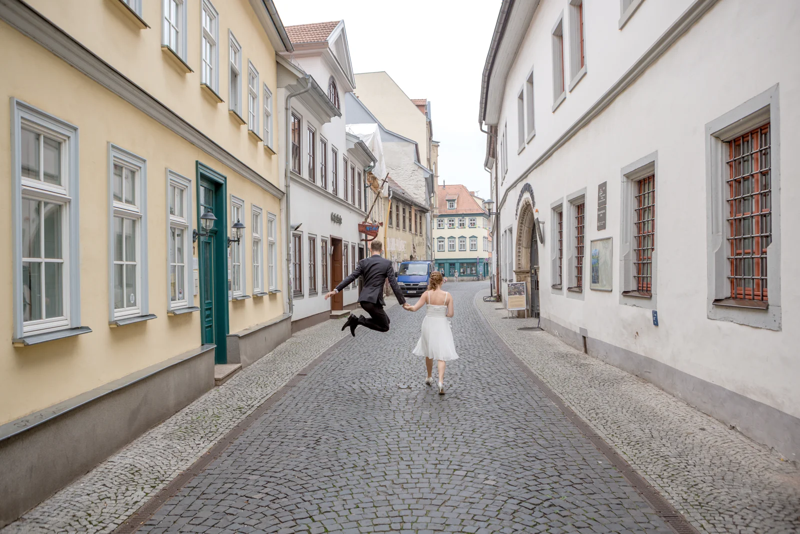 Zu zweit durch die Erfurter Altstadt – Hochzeit von Virginie und Benjamin in Erfurt