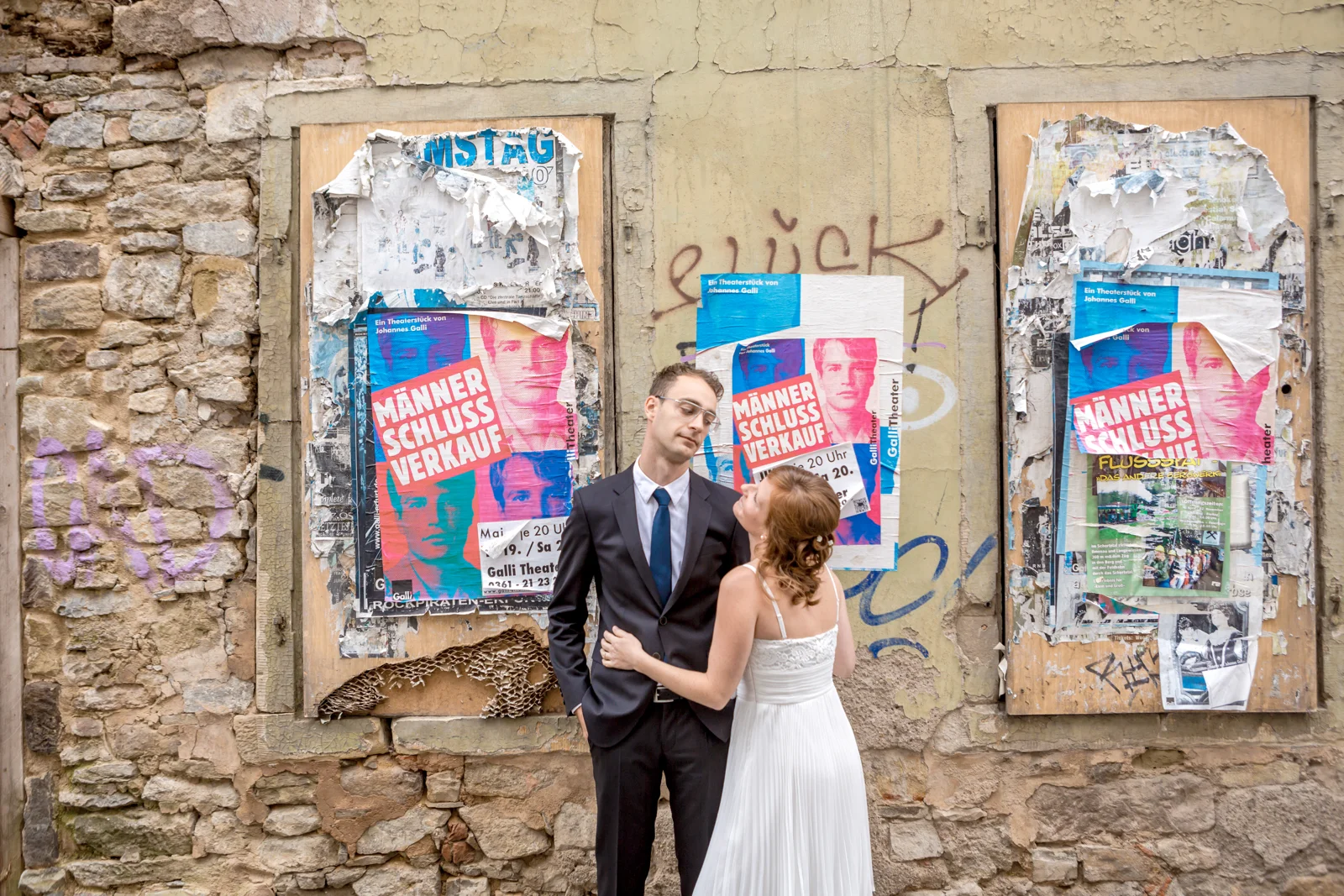 Zwischen alten Mauern und bunten Plakaten – Hochzeit von Virginie und Benjamin in Erfurt
