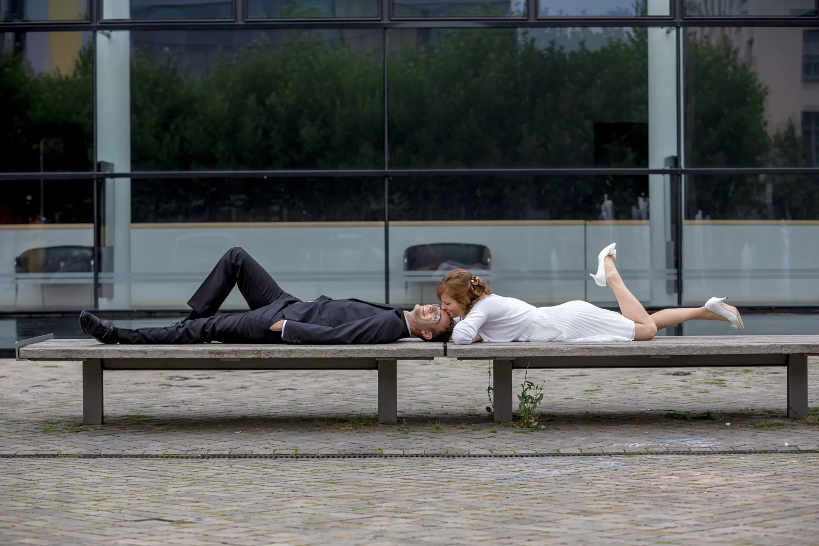 Eine kleine Pause vor dem Theater – Hochzeit von Virginie und Benjamin in Erfurt