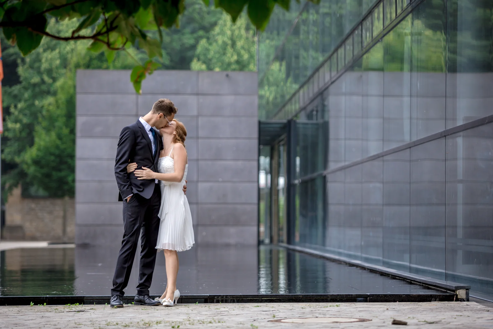 Ein Kuss zwischen Glas und Stein – Hochzeit von Virginie und Benjamin in Erfurt