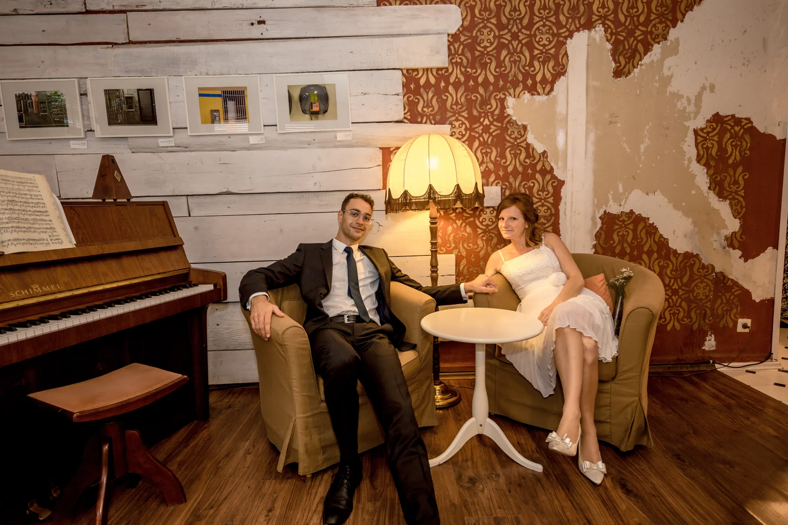 Gemütlich zusammensitzen im Altstadt-Restaurant – Hochzeit von Virginie und Benjamin in Erfurt