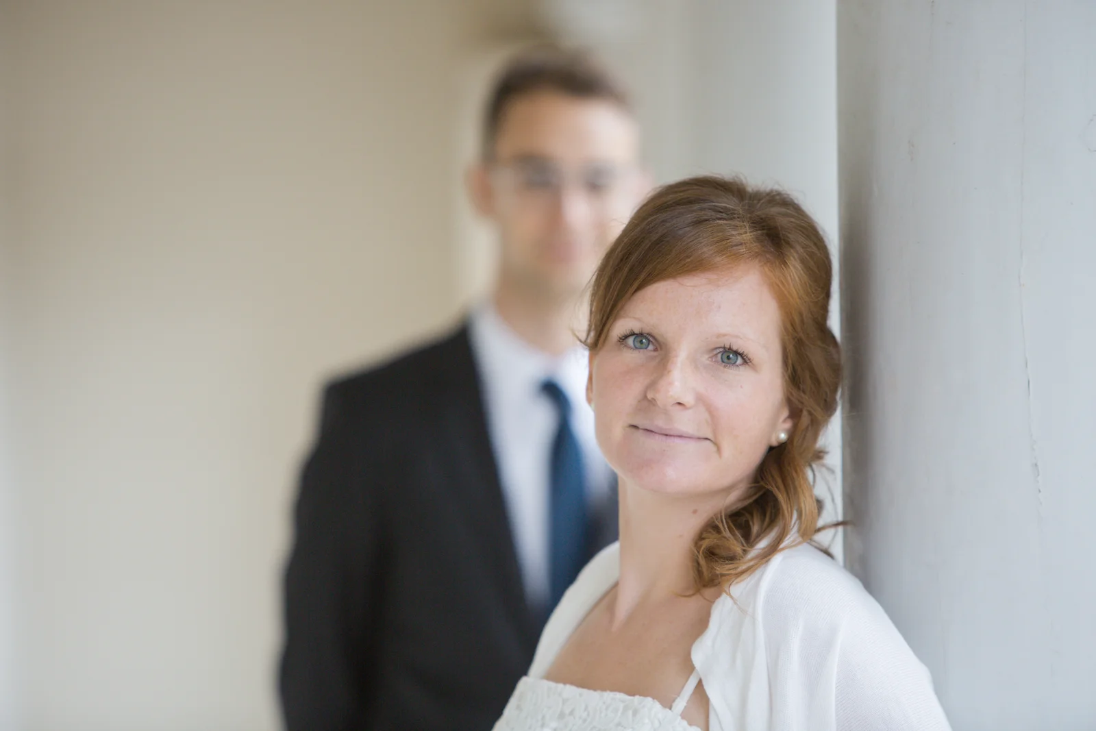 Virginie zwischen den weißen Säulen am Petersberg – Hochzeit von Virginie und Benjamin in Erfurt