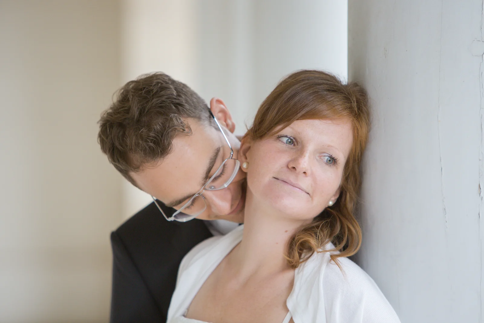 Ein vertrauter Moment zwischen den Säulen am Petersberg – Hochzeit von Virginie und Benjamin in Erfurt