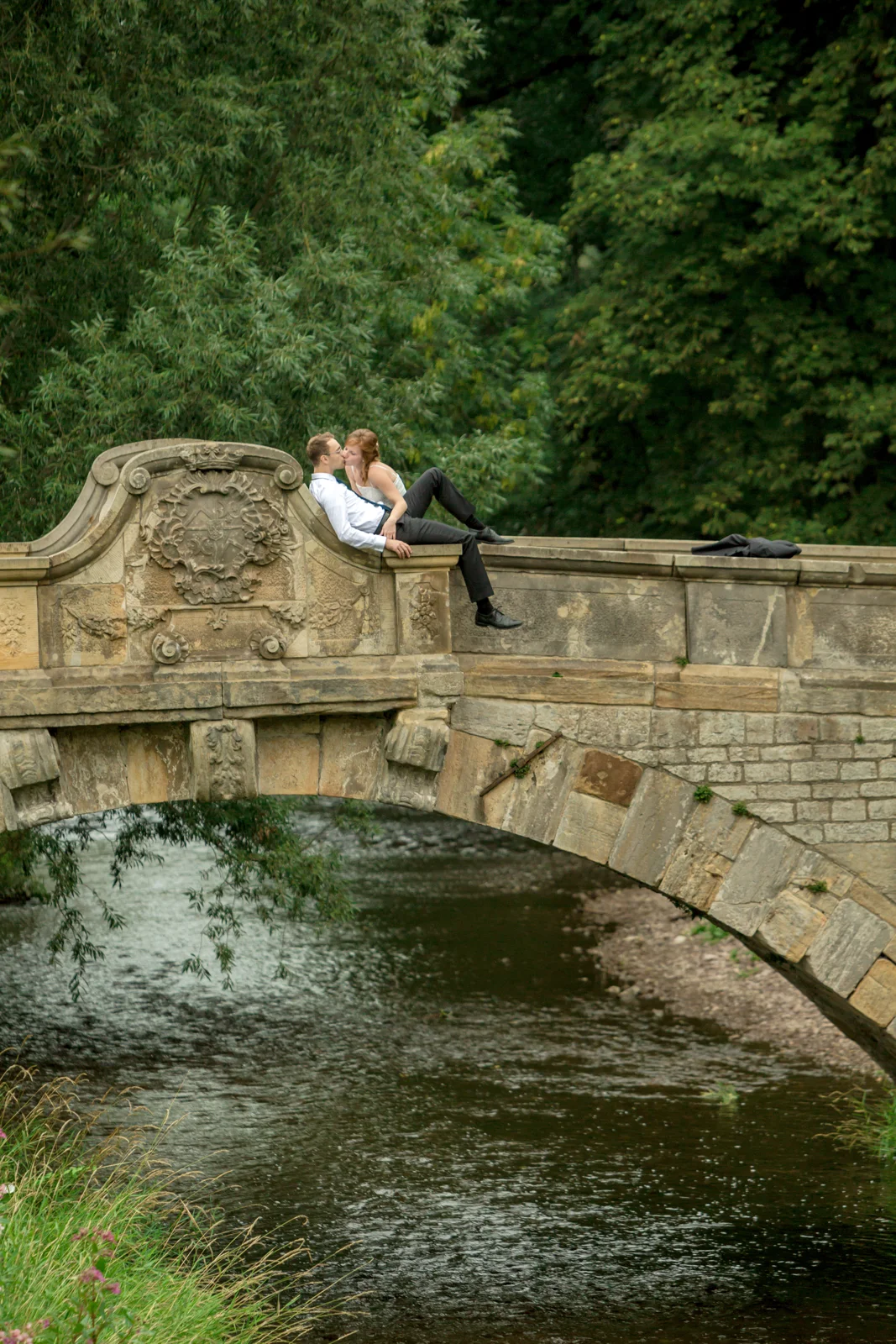 Zu zweit auf der Marientalbrücke – Hochzeit von Virginie und Benjamin in Erfurt