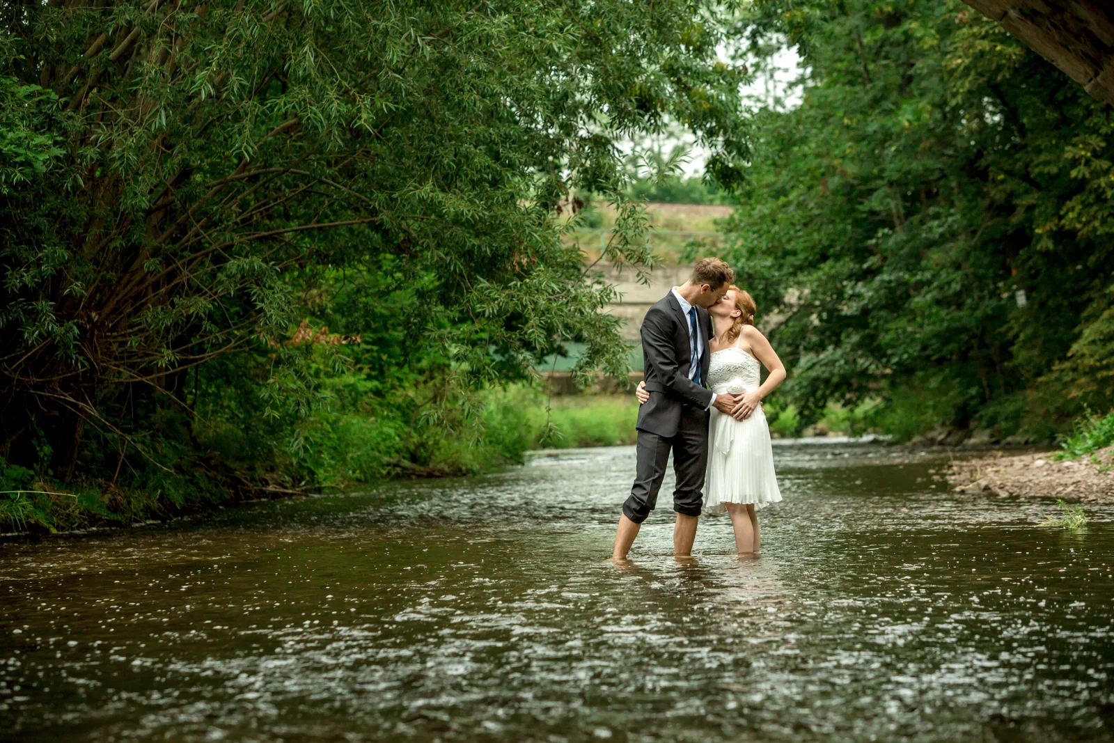 Für dieses Foto geht es ins Wasser – Hochzeit von Virginie und Benjamin in Erfurt