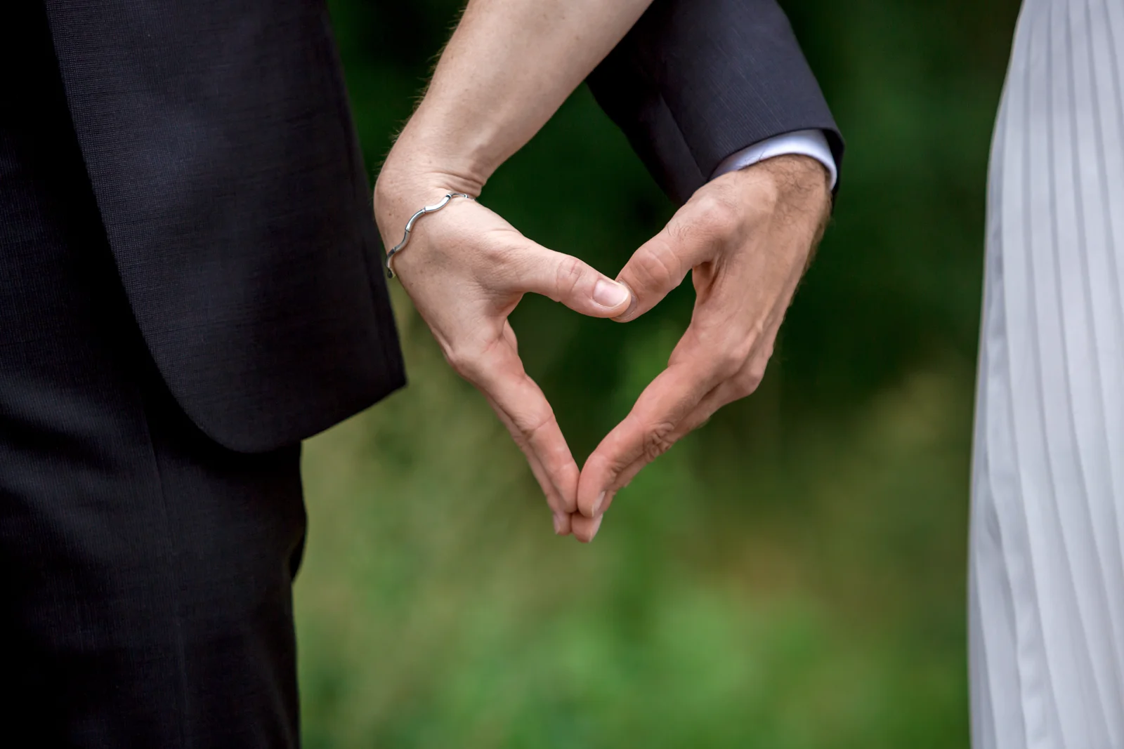 Ein Herz aus zwei Händen – Hochzeit von Virginie und Benjamin in Erfurt