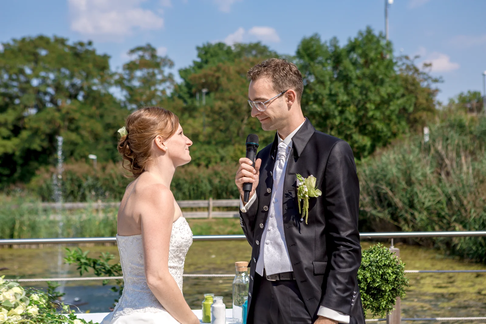 Benjamin spricht zu Virginie – Hochzeit von Virginie und Benjamin in Erfurt