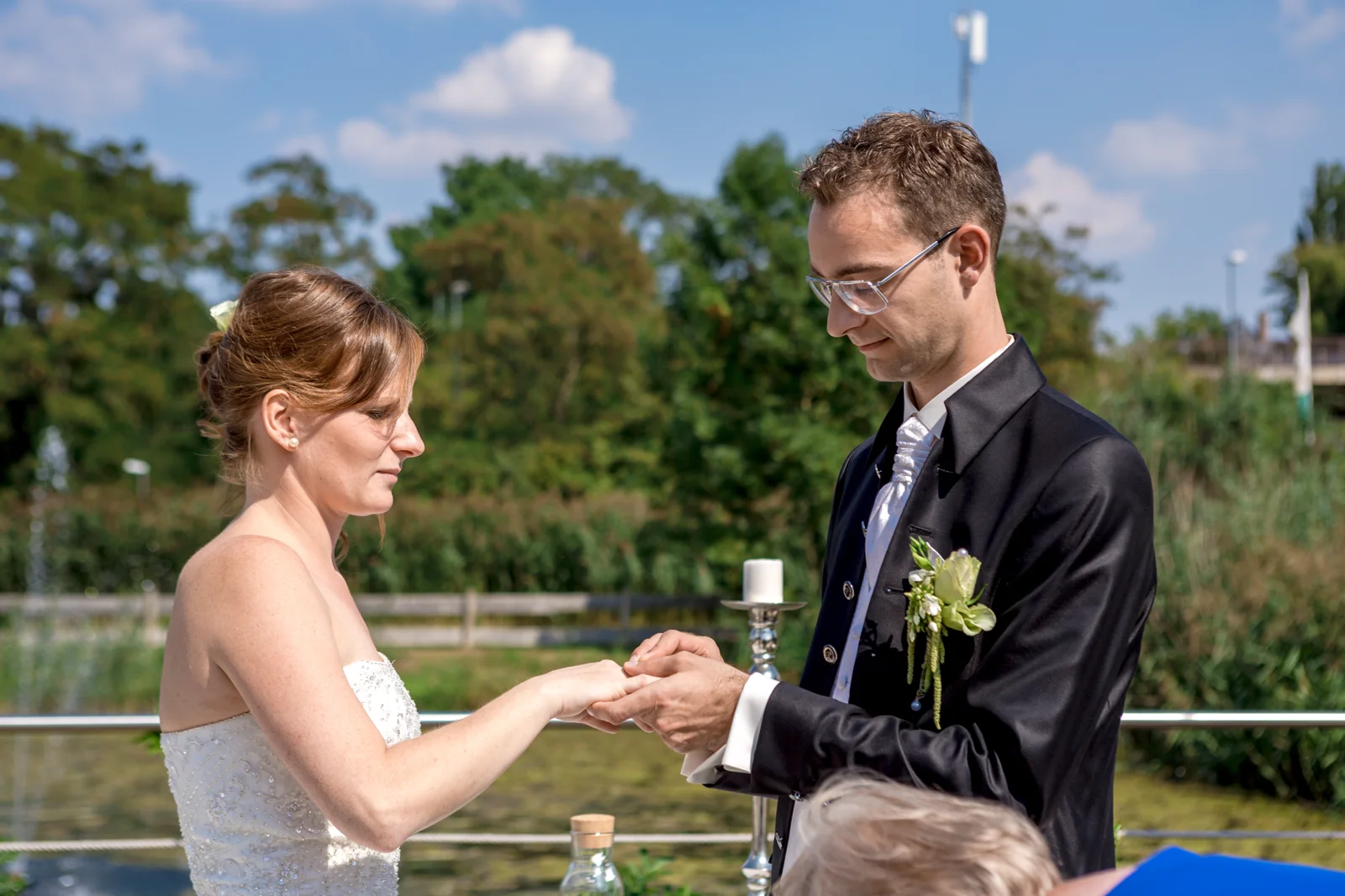 Benjamin steckt Virginie den Ring an – Hochzeit von Virginie und Benjamin in Erfurt