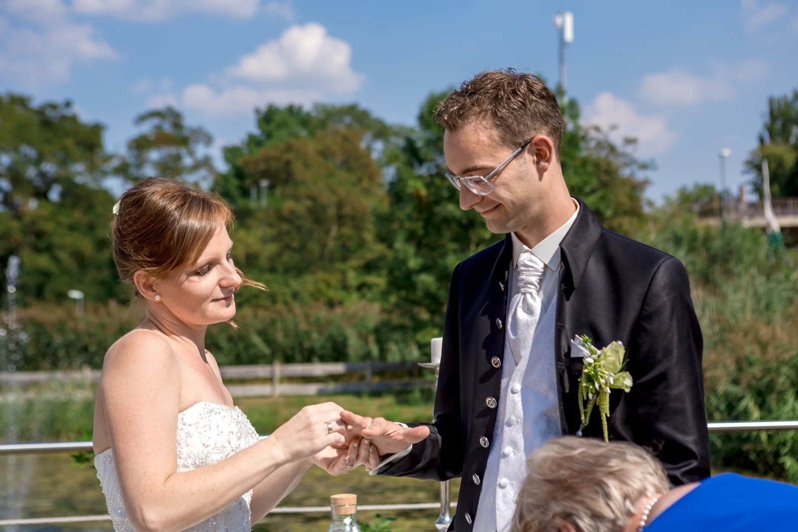 Virginie steckt Benjamin den Ring an – Hochzeit von Virginie und Benjamin in Erfurt