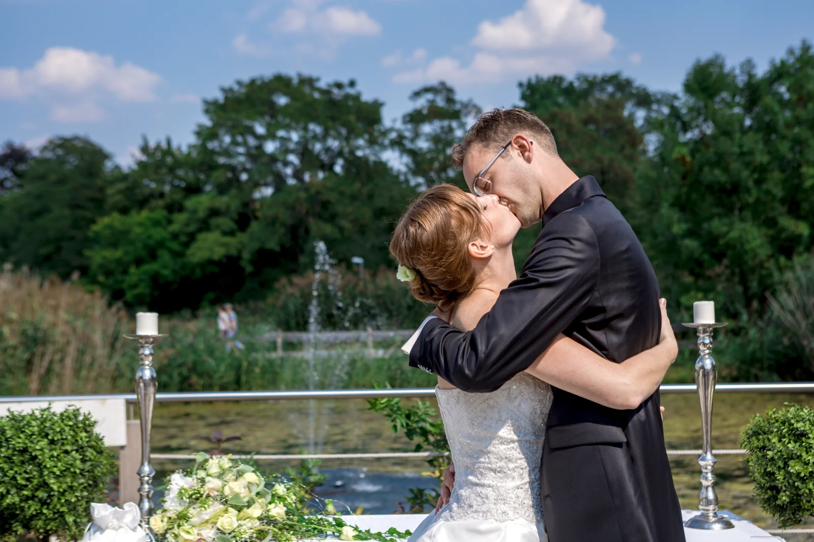 Ein Kuss bei der freien Trauung – Hochzeit von Virginie und Benjamin in Erfurt