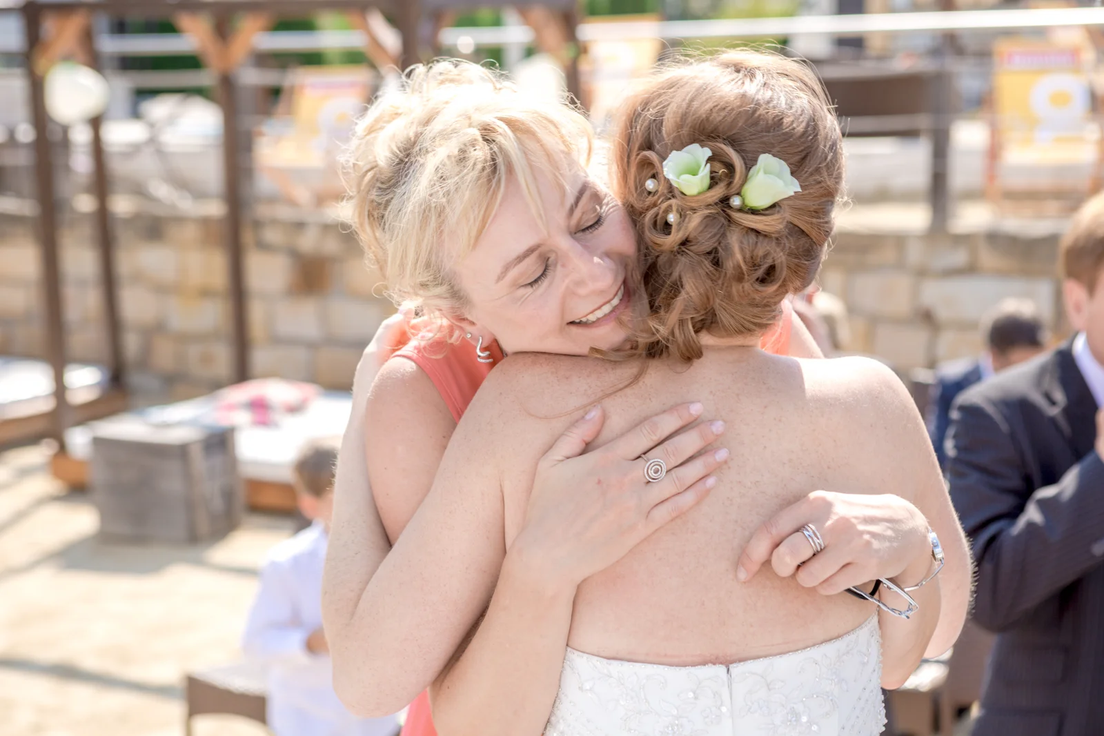 Zeit für herzliche Umarmungen – Hochzeit von Virginie und Benjamin in Erfurt