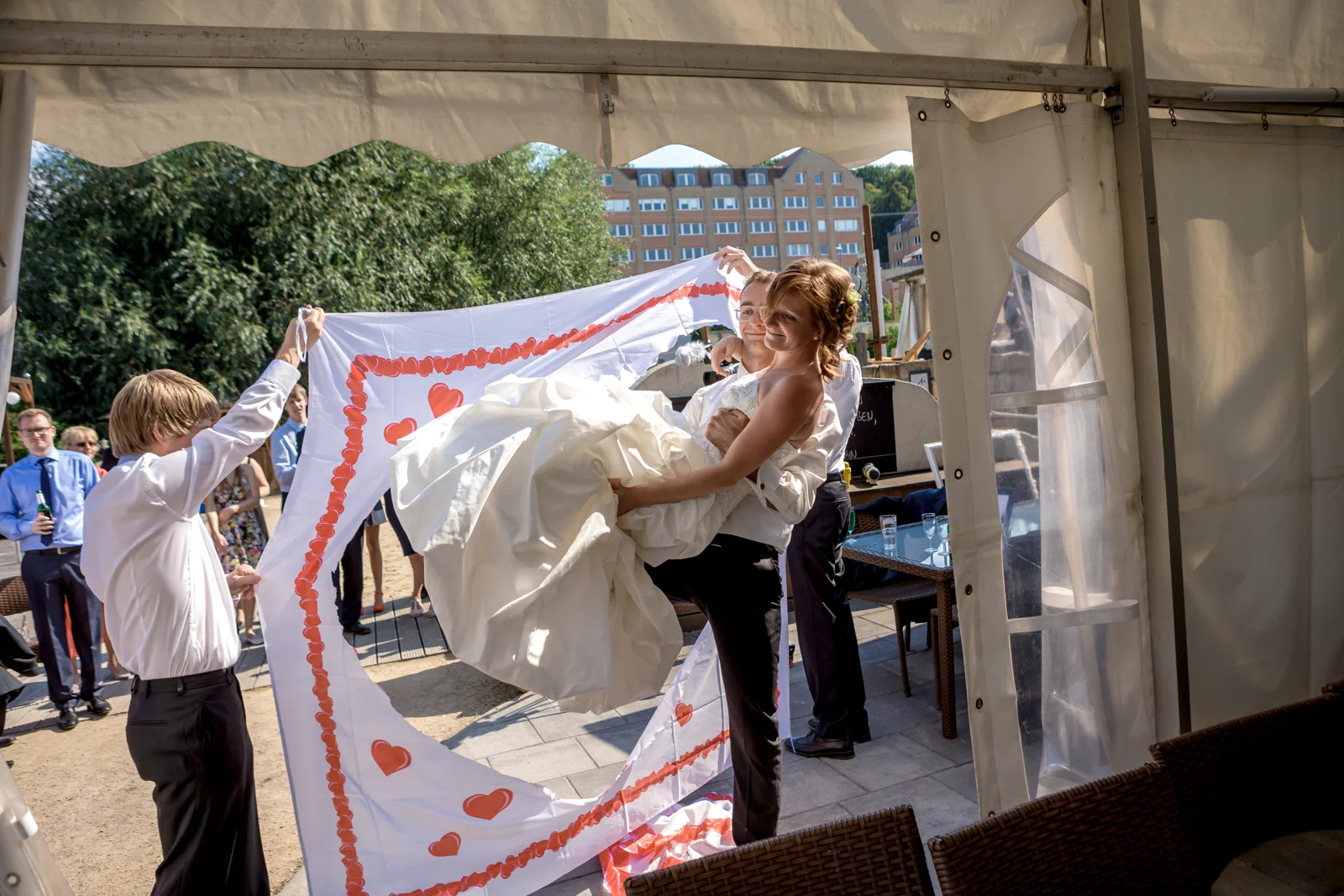Gemeinsam durch das ausgeschnittene Herz – Hochzeit von Virginie und Benjamin in Erfurt