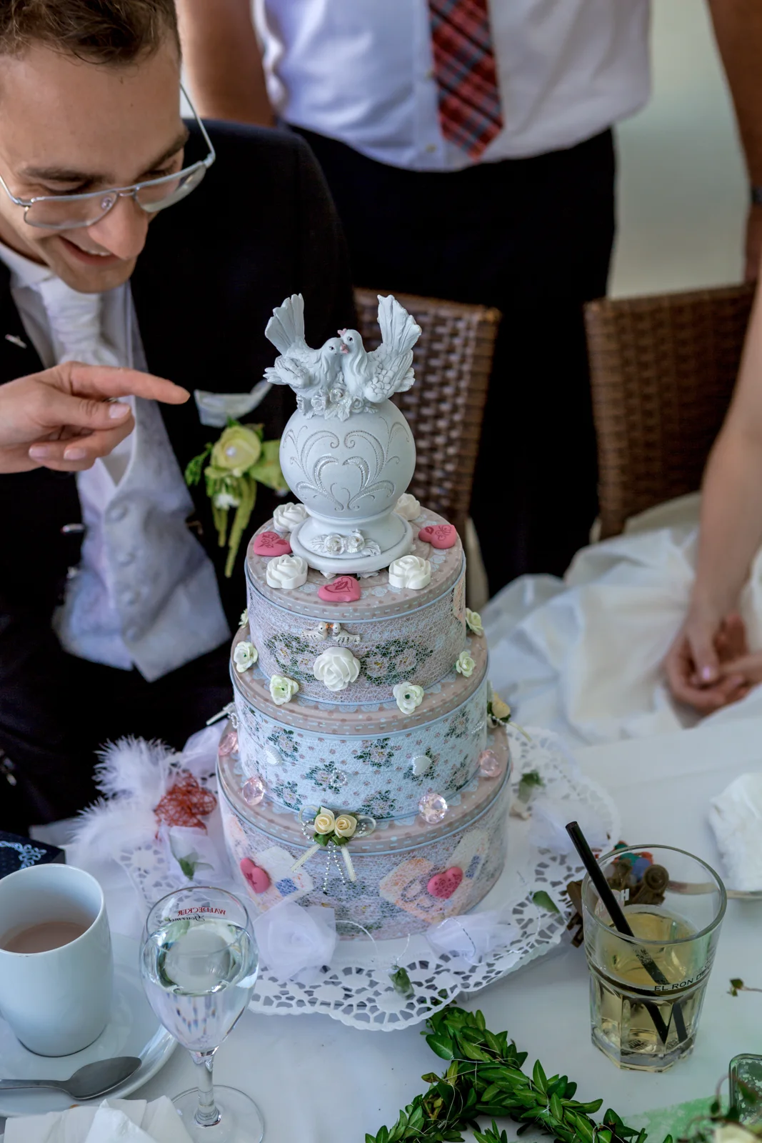 Gemeinsam die Hochzeitstorte anschneiden – Hochzeit von Virginie und Benjamin in Erfurt