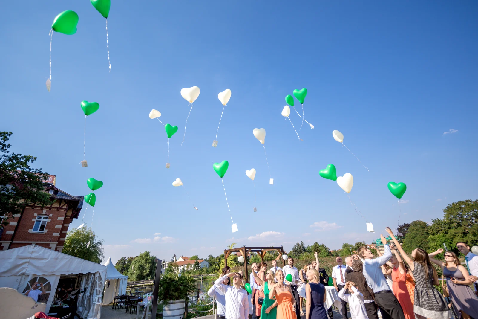 Luftballons mit Wünschen steigen in den Himmel – Hochzeit von Virginie und Benjamin in Erfurt