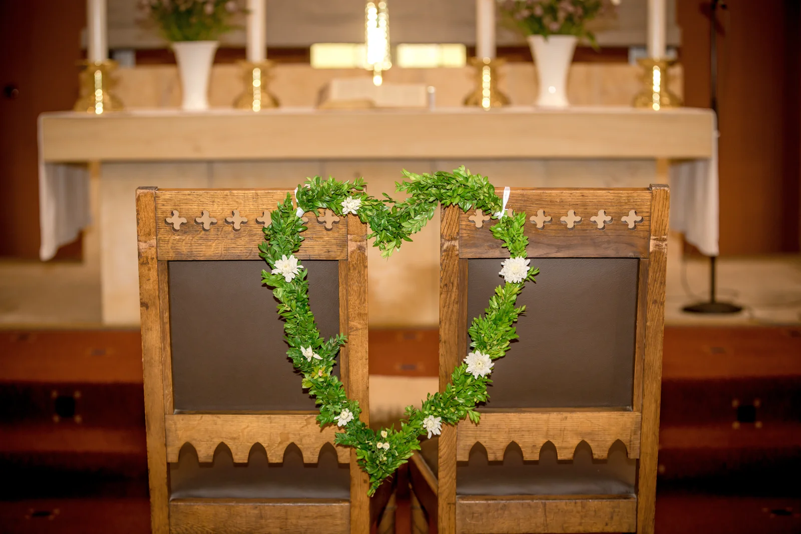 Ein grünes Herz schmückt die Plätze des Brautpaares – Hochzeit von Lydia und Christian in Erfurt