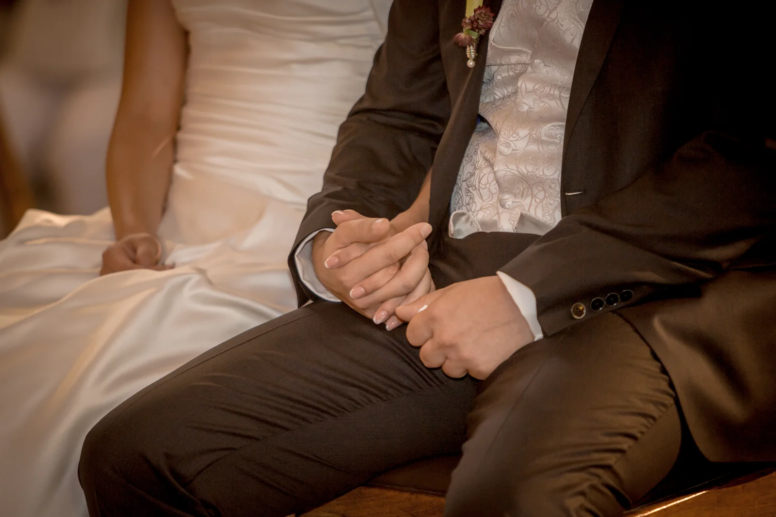 Hand in Hand in der Kirche – Hochzeit von Lydia und Christian in Erfurt
