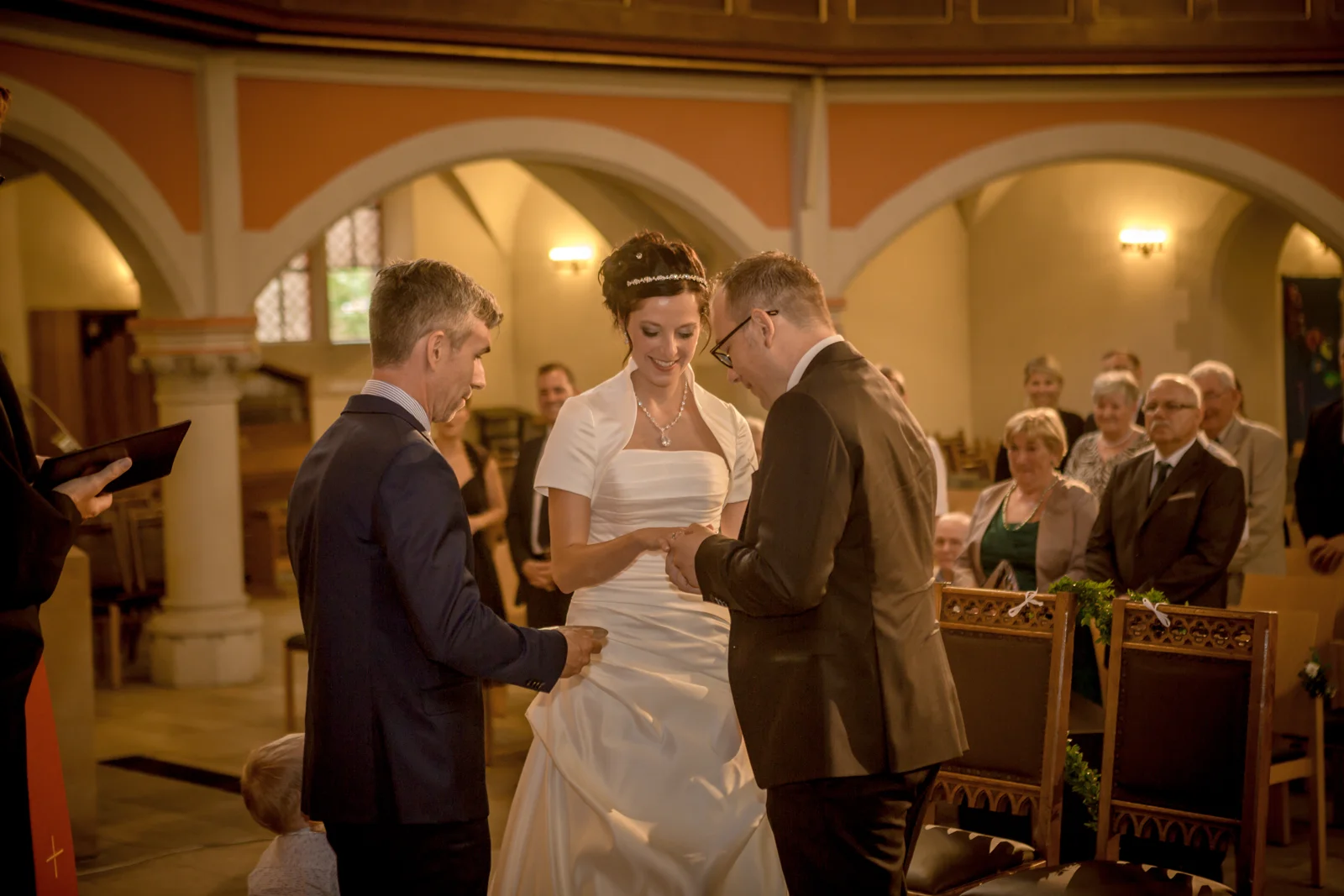 Christian steckt Lydia den Ehering an – Hochzeit von Lydia und Christian in Erfurt