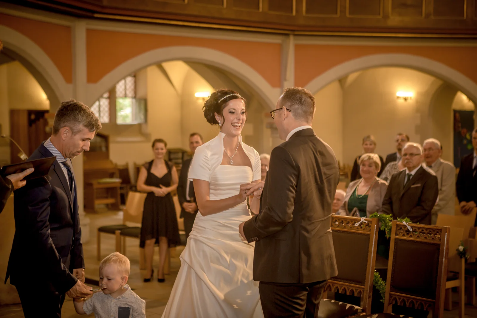 Ein gemeinsames Lachen beim Ringwechsel – Hochzeit von Lydia und Christian in Erfurt