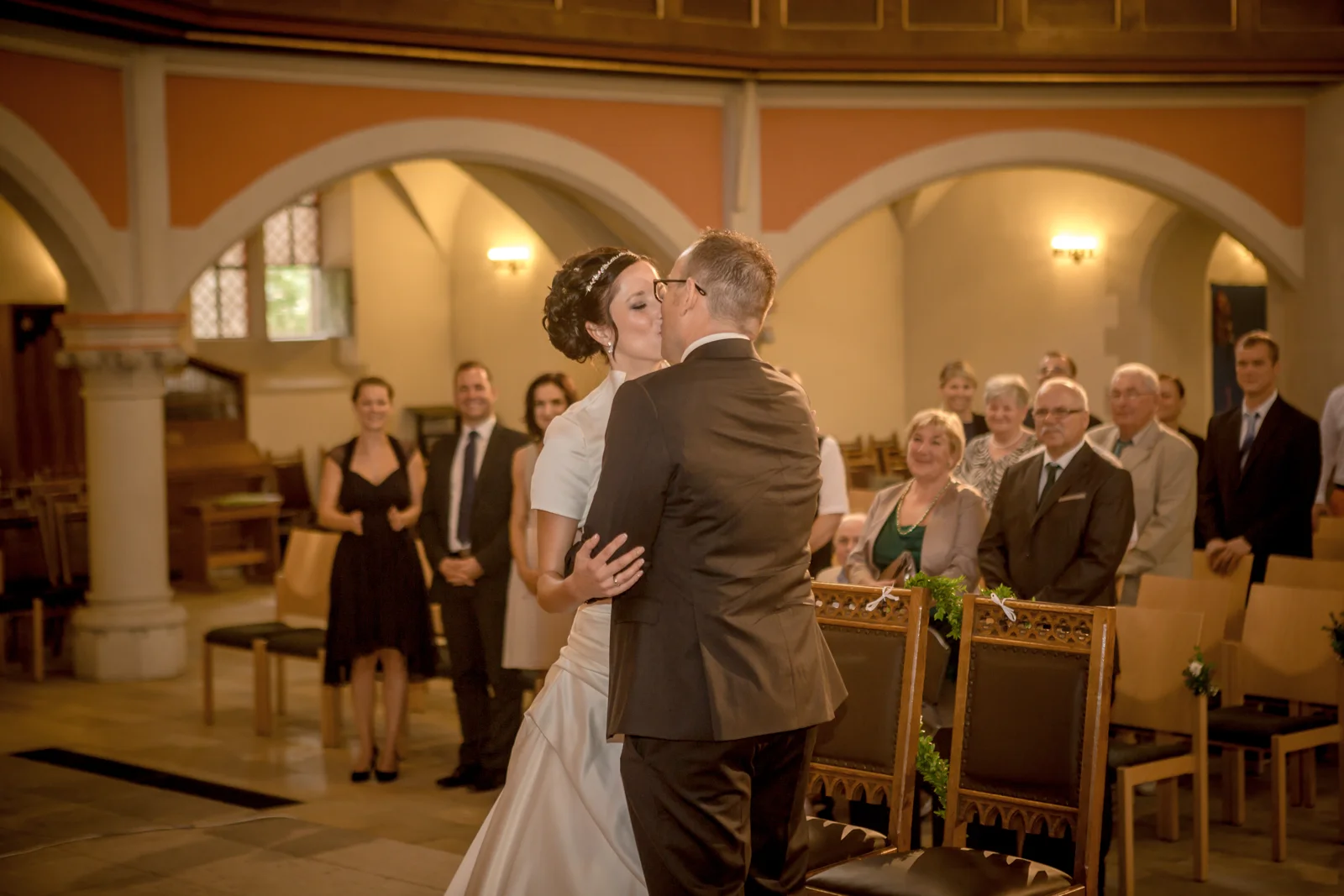 Der Kuss nach dem Ja-Wort – Hochzeit von Lydia und Christian in Erfurt