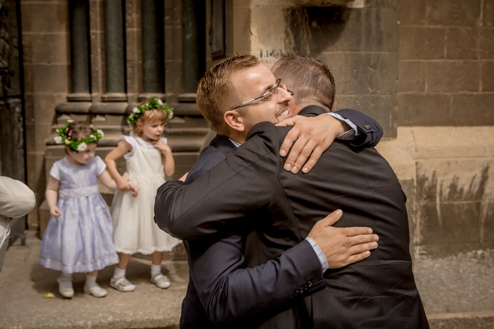 Eine herzliche Umarmung für Christian – Hochzeit von Lydia und Christian in Erfurt