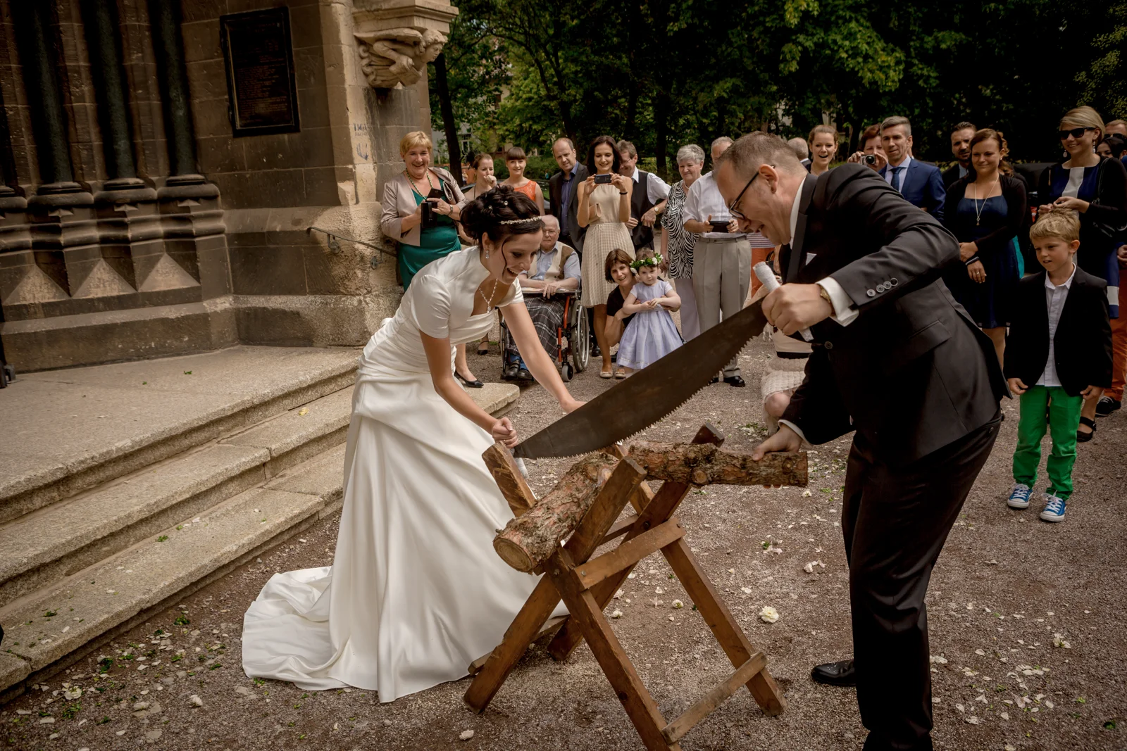 Gemeinsam den Baumstamm durchsägen – Hochzeit von Lydia und Christian in Erfurt