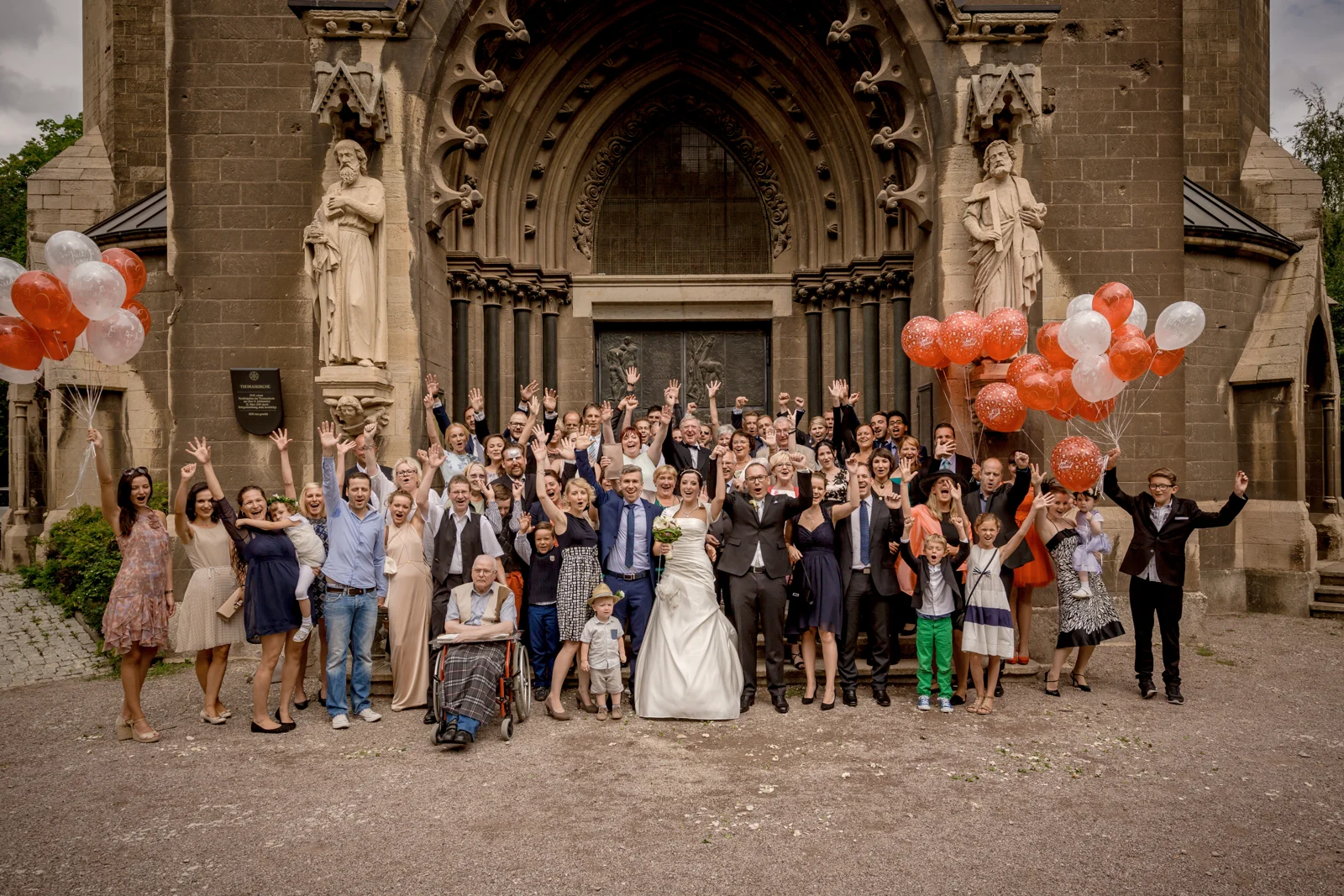 Gruppenbild vor der Lutherkirche – Hochzeit von Lydia und Christian in Erfurt