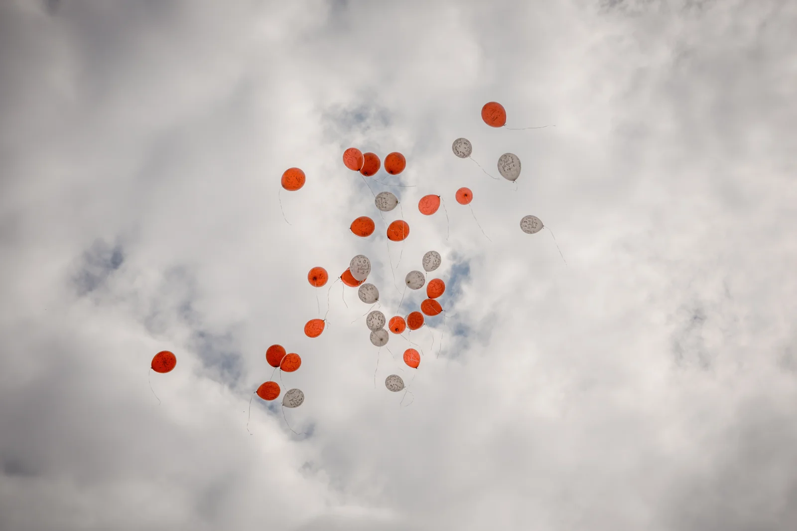 Luftballons mit Wünschen steigen in den Himmel – Hochzeit von Lydia und Christian in Erfurt