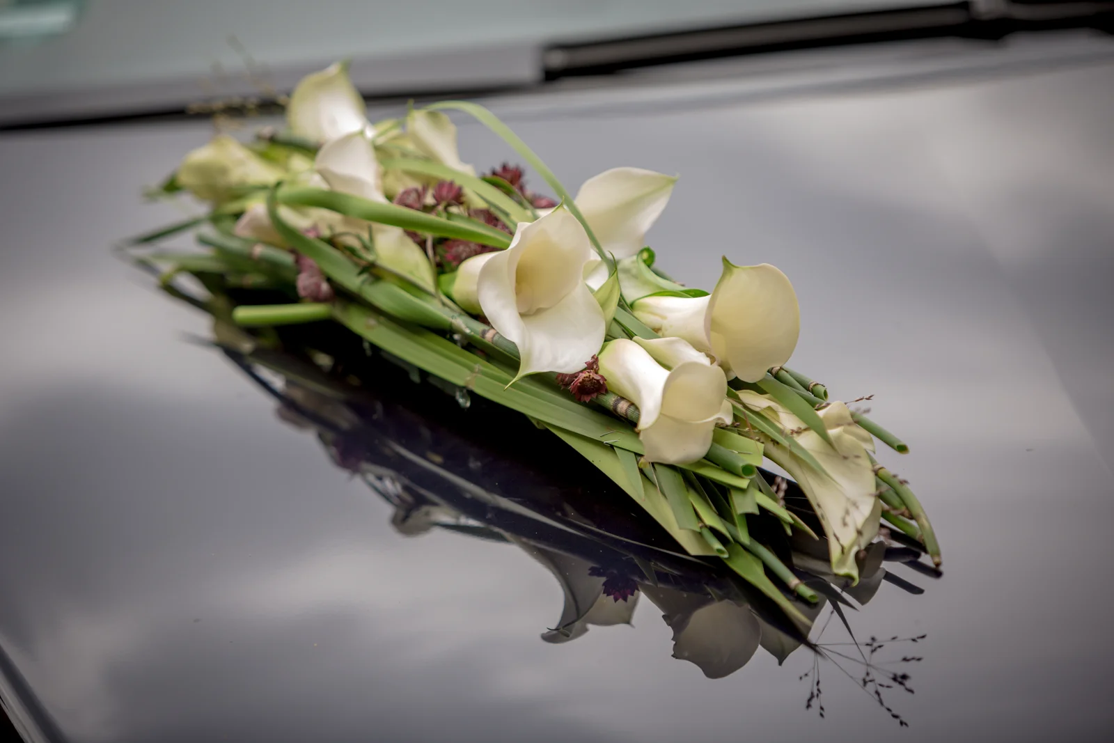 Blumenschmuck auf dem Hochzeitsauto – Hochzeit von Lydia und Christian in Erfurt