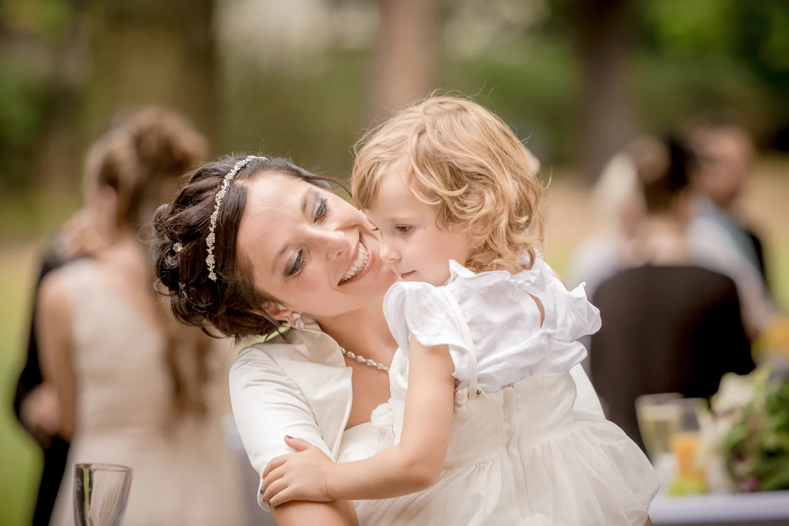 Ein vertrauter Moment nach der Trauung – Hochzeit von Lydia und Christian in Erfurt