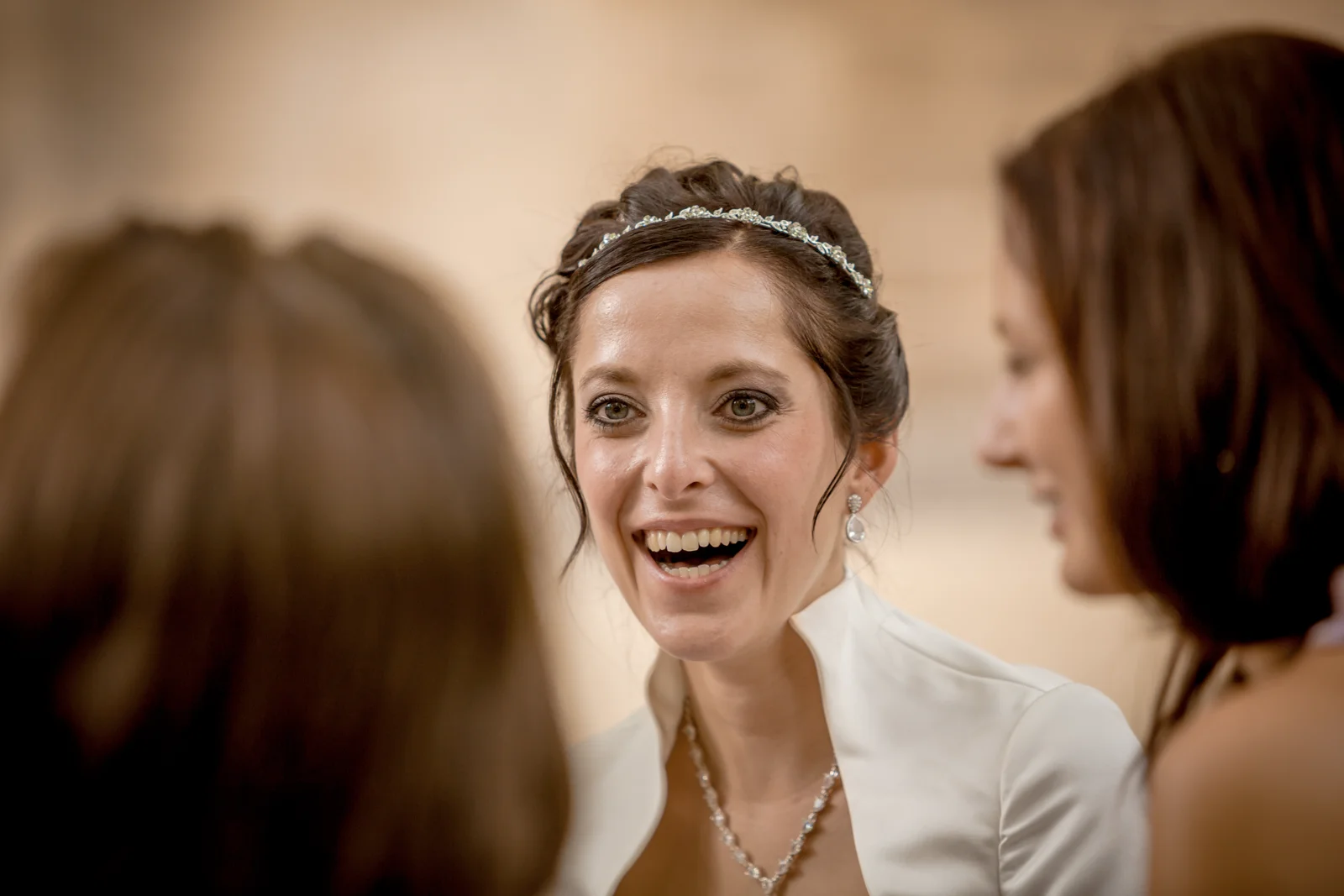 Lydia lacht im Gespräch – Hochzeit von Lydia und Christian in Erfurt