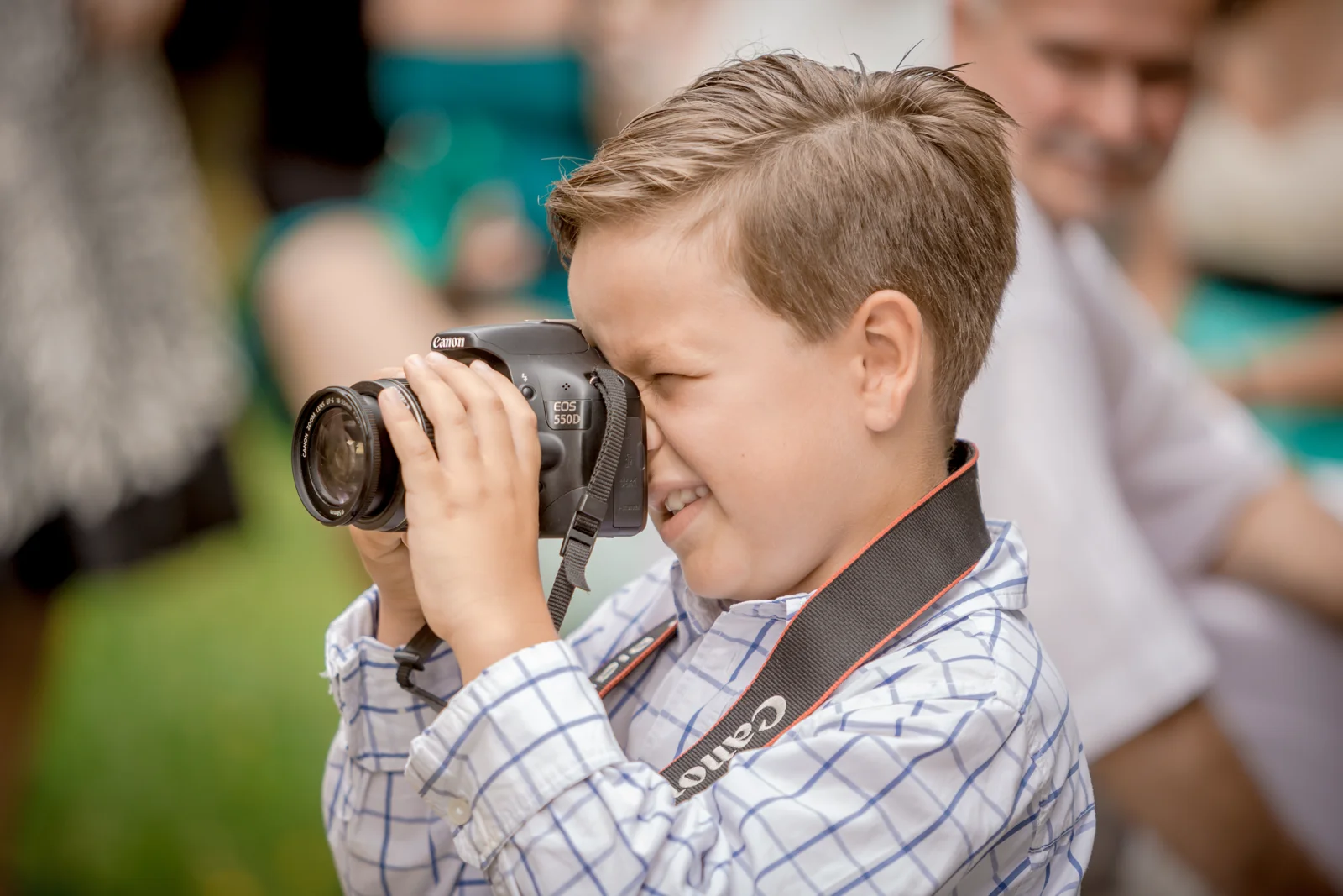 Auch die Kinder halten Erinnerungen fest – Hochzeit von Lydia und Christian in Erfurt