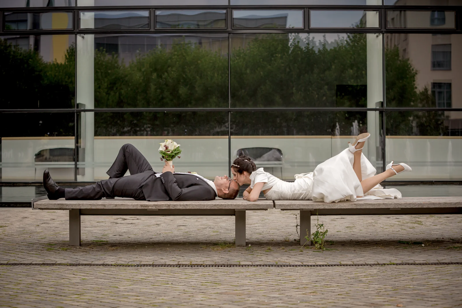 Zu zweit auf der Bank vor dem Theater – Hochzeit von Lydia und Christian in Erfurt