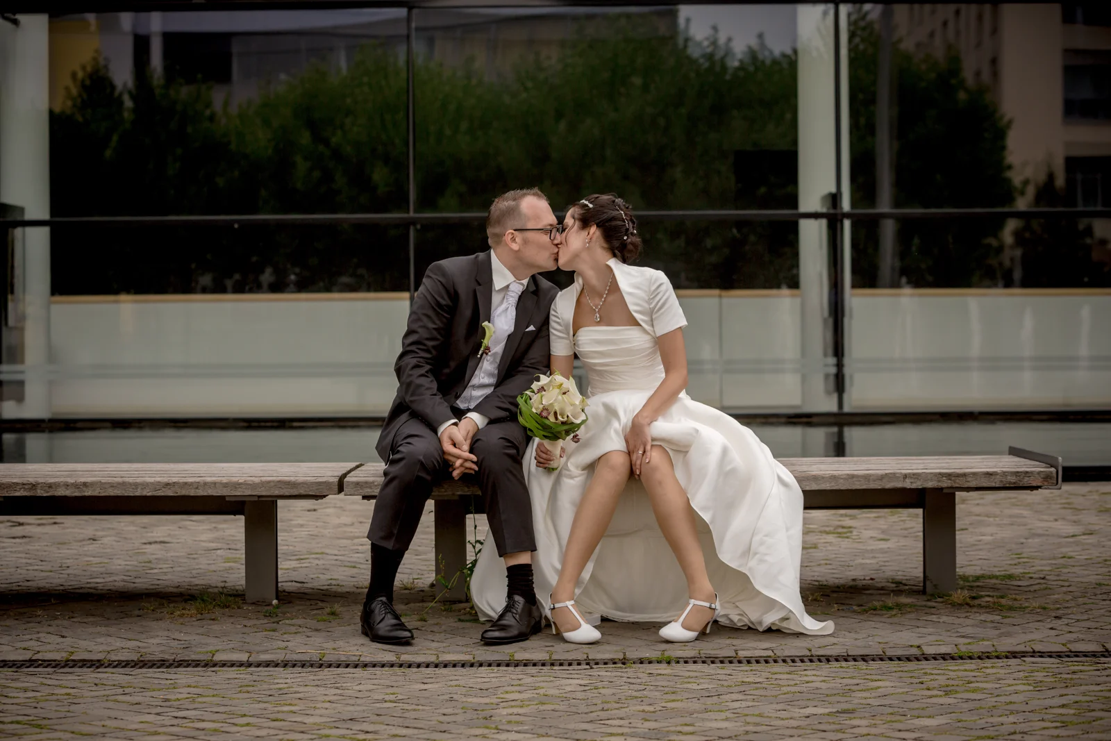 Eine gemeinsame Pause vor dem Theater Erfurt – Hochzeit von Lydia und Christian in Erfurt