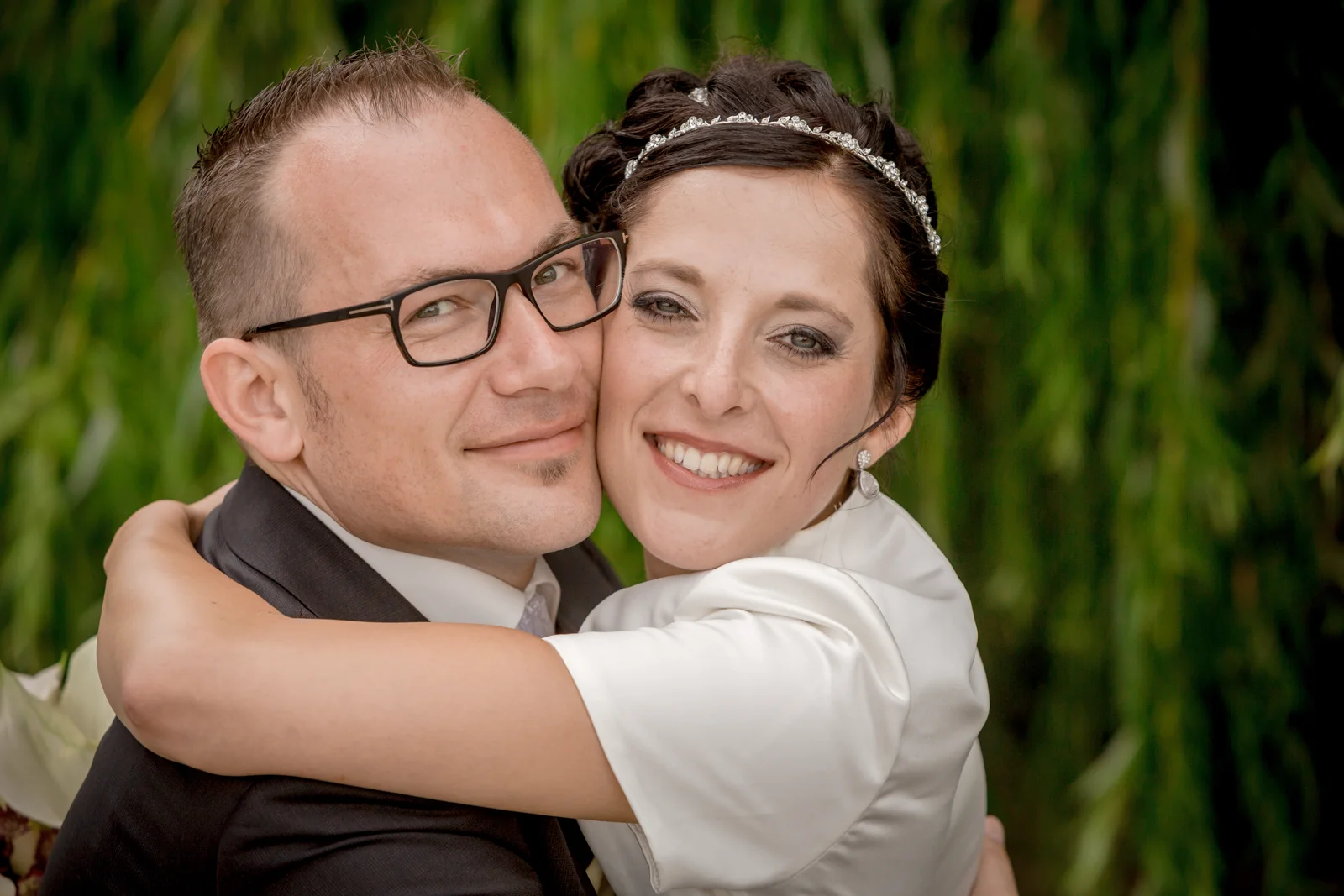 Lydia umarmt Christian – Hochzeit von Lydia und Christian in Erfurt