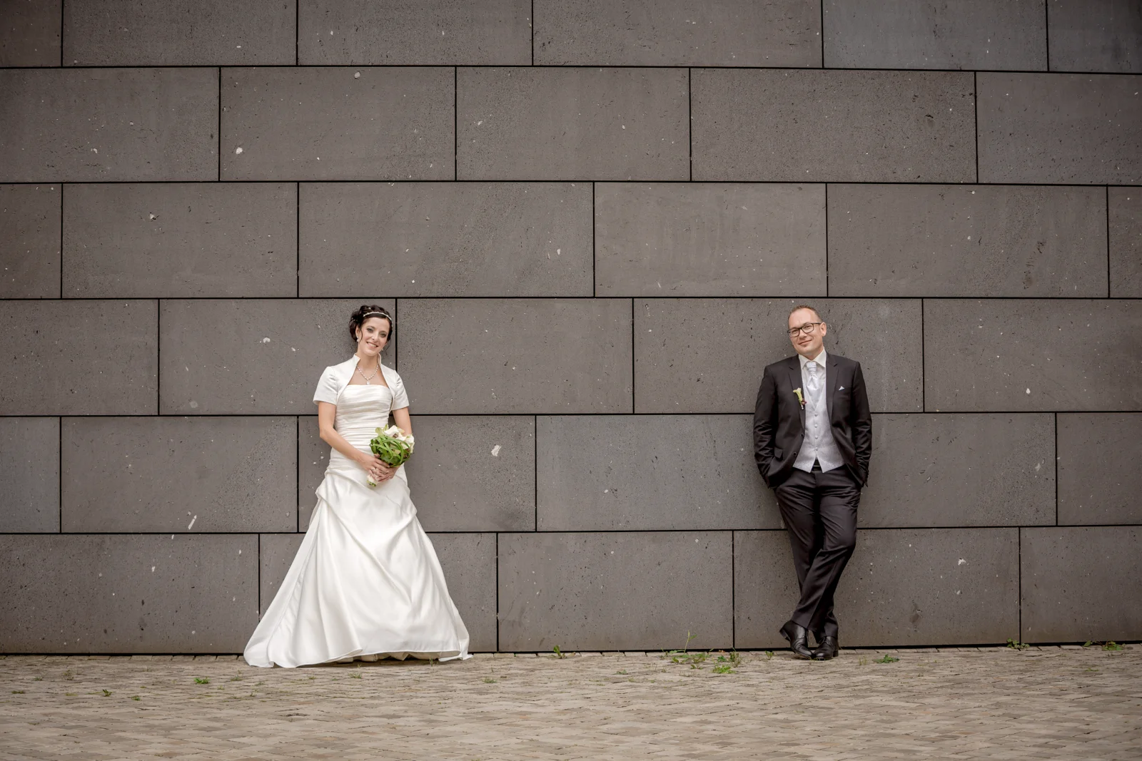 Paarshooting an der Theaterfassade – Hochzeit von Lydia und Christian in Erfurt