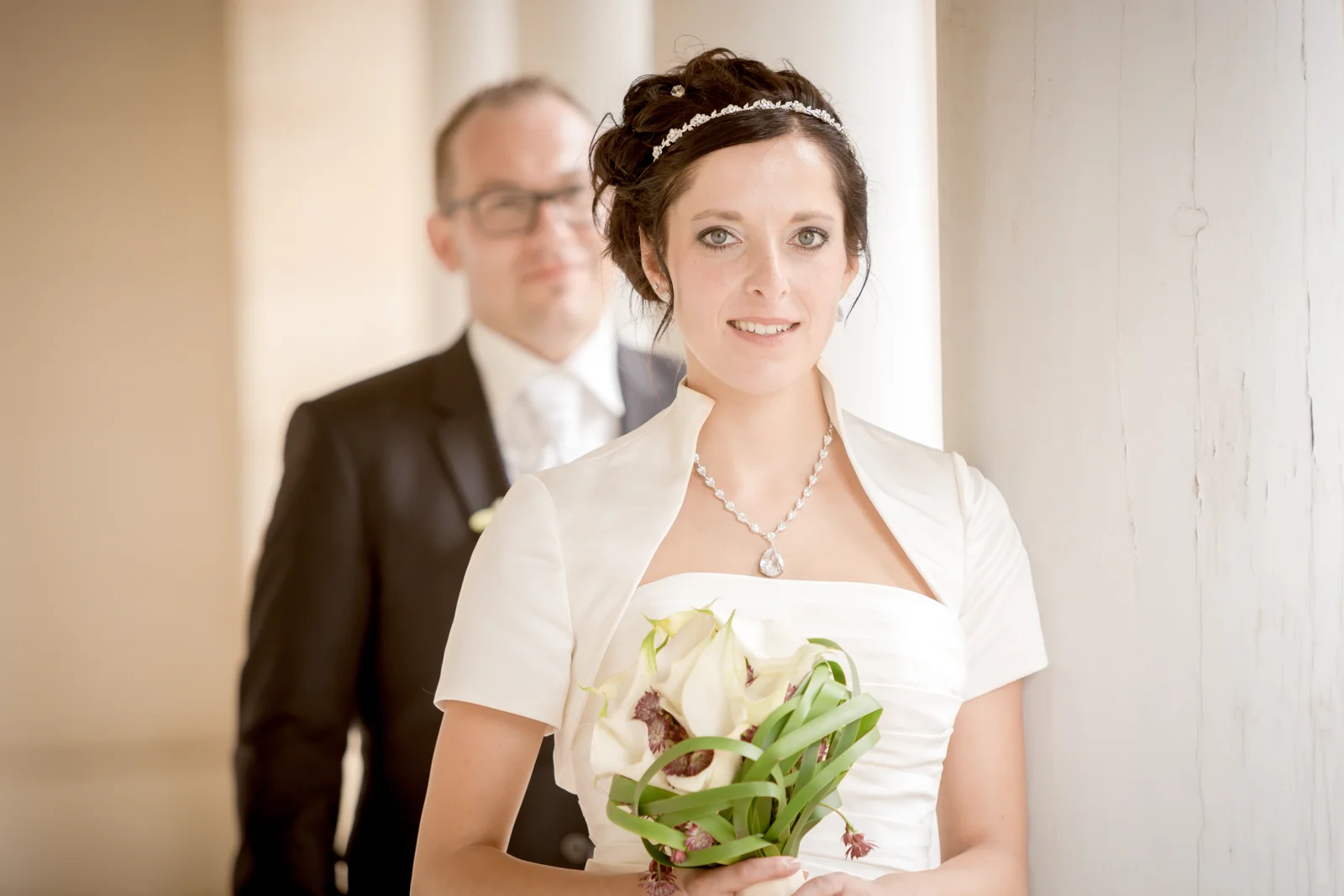 Lydia im Vordergrund, Christian im Hintergrund – Hochzeit von Lydia und Christian in Erfurt
