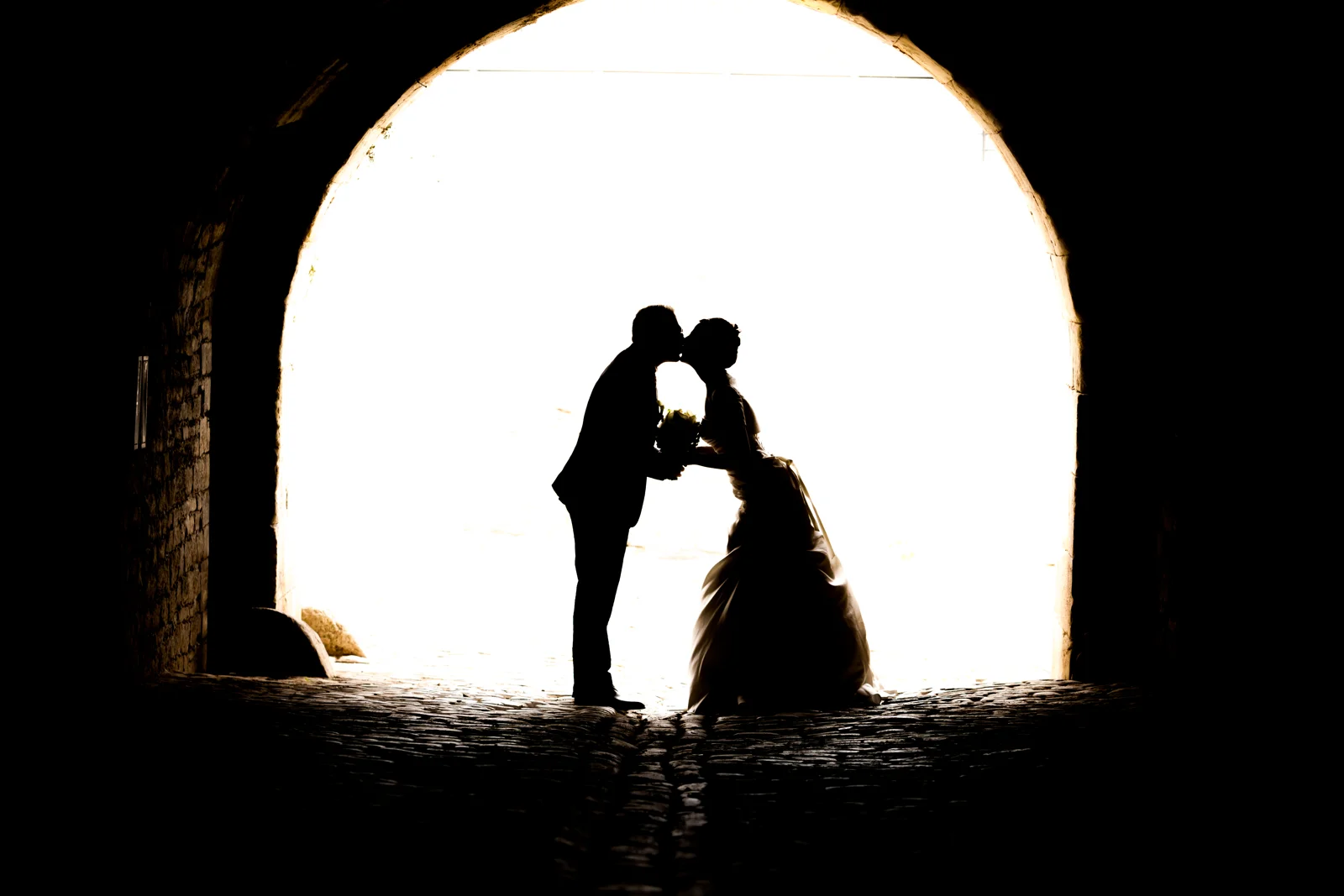 Ein Kuss als Silhouette im Torbogen – Hochzeit von Lydia und Christian in Erfurt