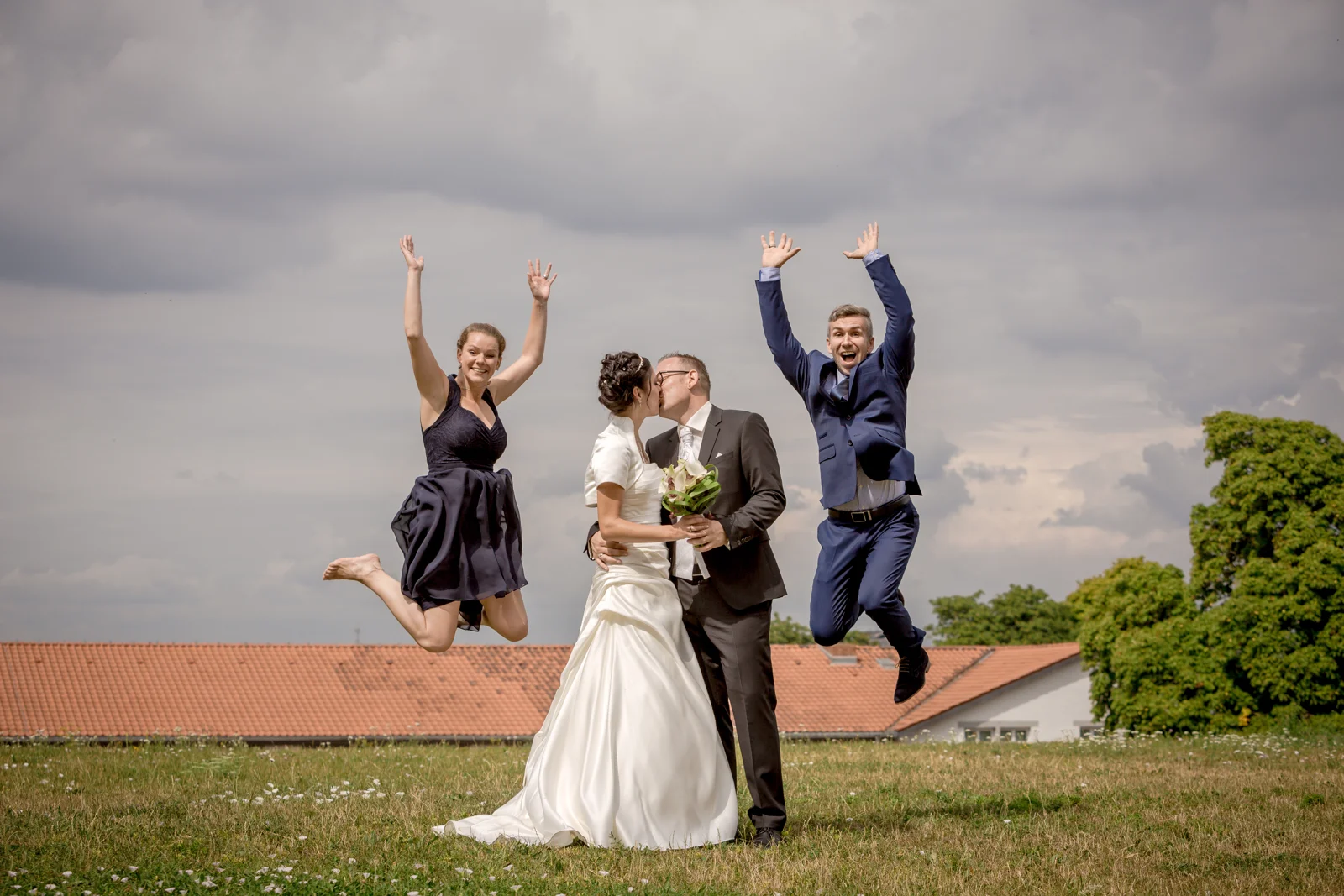 Ein gemeinsamer Sprung auf dem Petersberg – Hochzeit von Lydia und Christian in Erfurt