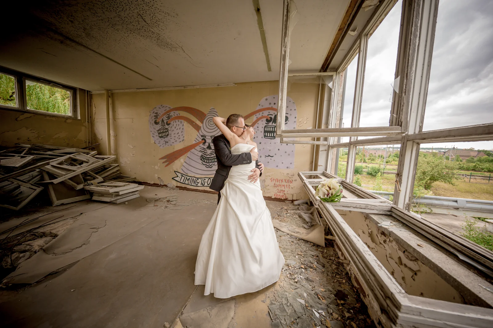 Lydia am Fenster des verlassenen Gebäudes – Hochzeit von Lydia und Christian in Erfurt