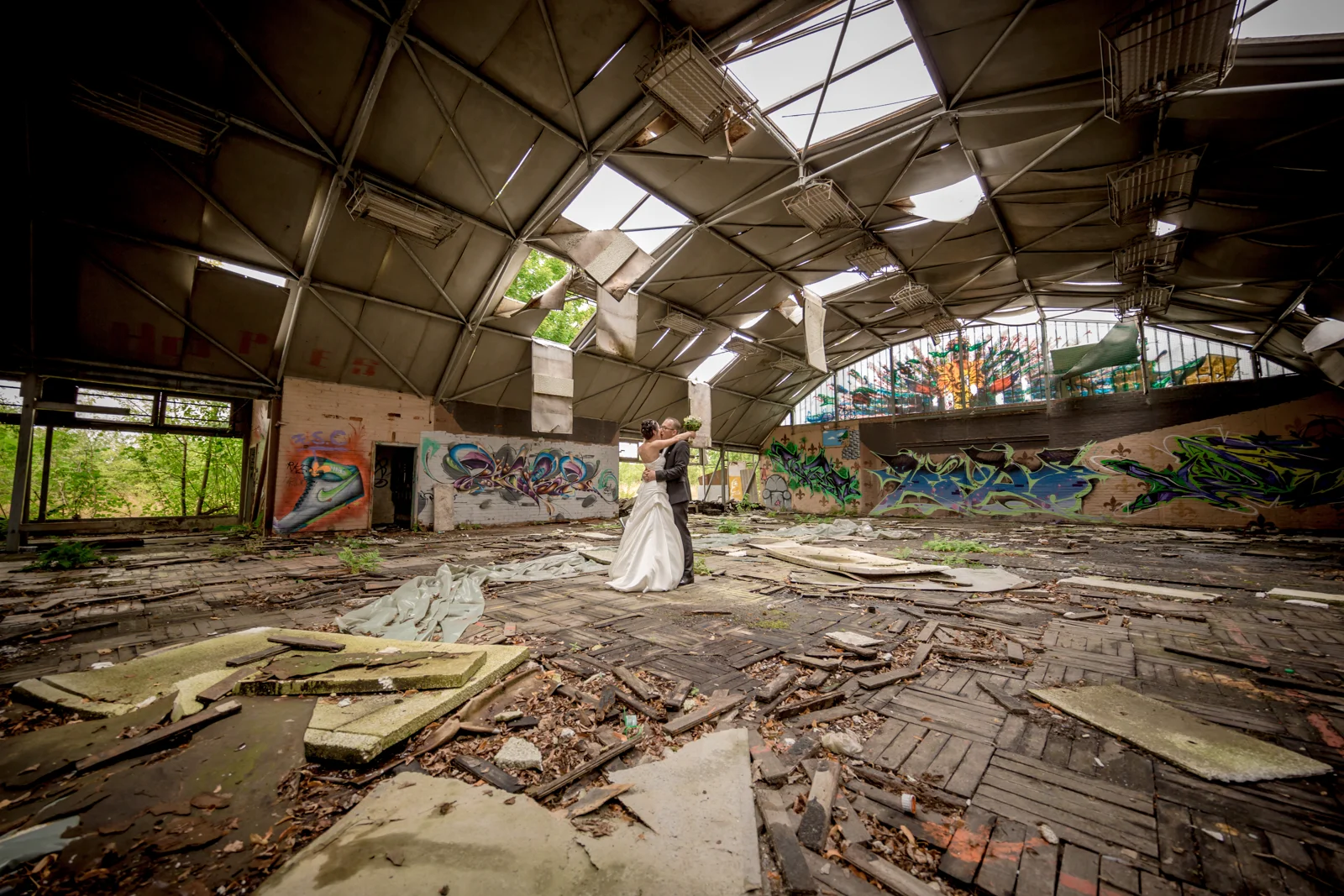 Ein weiter Blick in die verlassene Halle – Hochzeit von Lydia und Christian in Erfurt