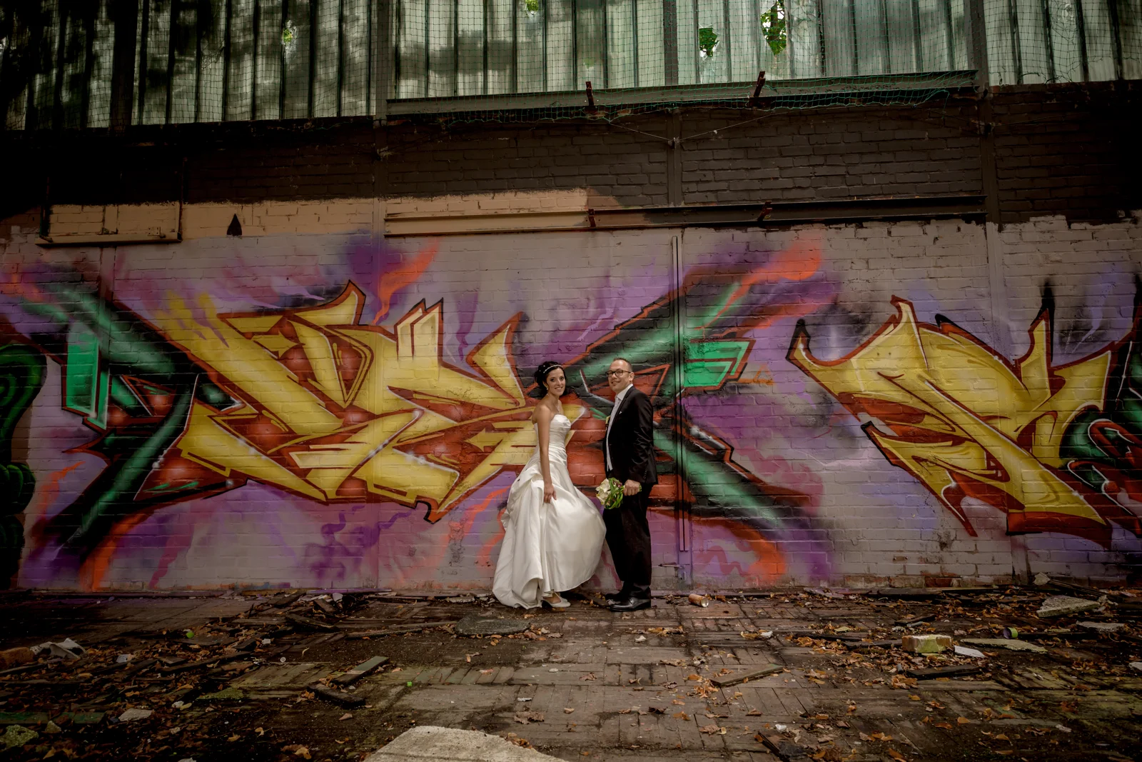 Lydia und Christian vor der Graffitiwand – Hochzeit von Lydia und Christian in Erfurt