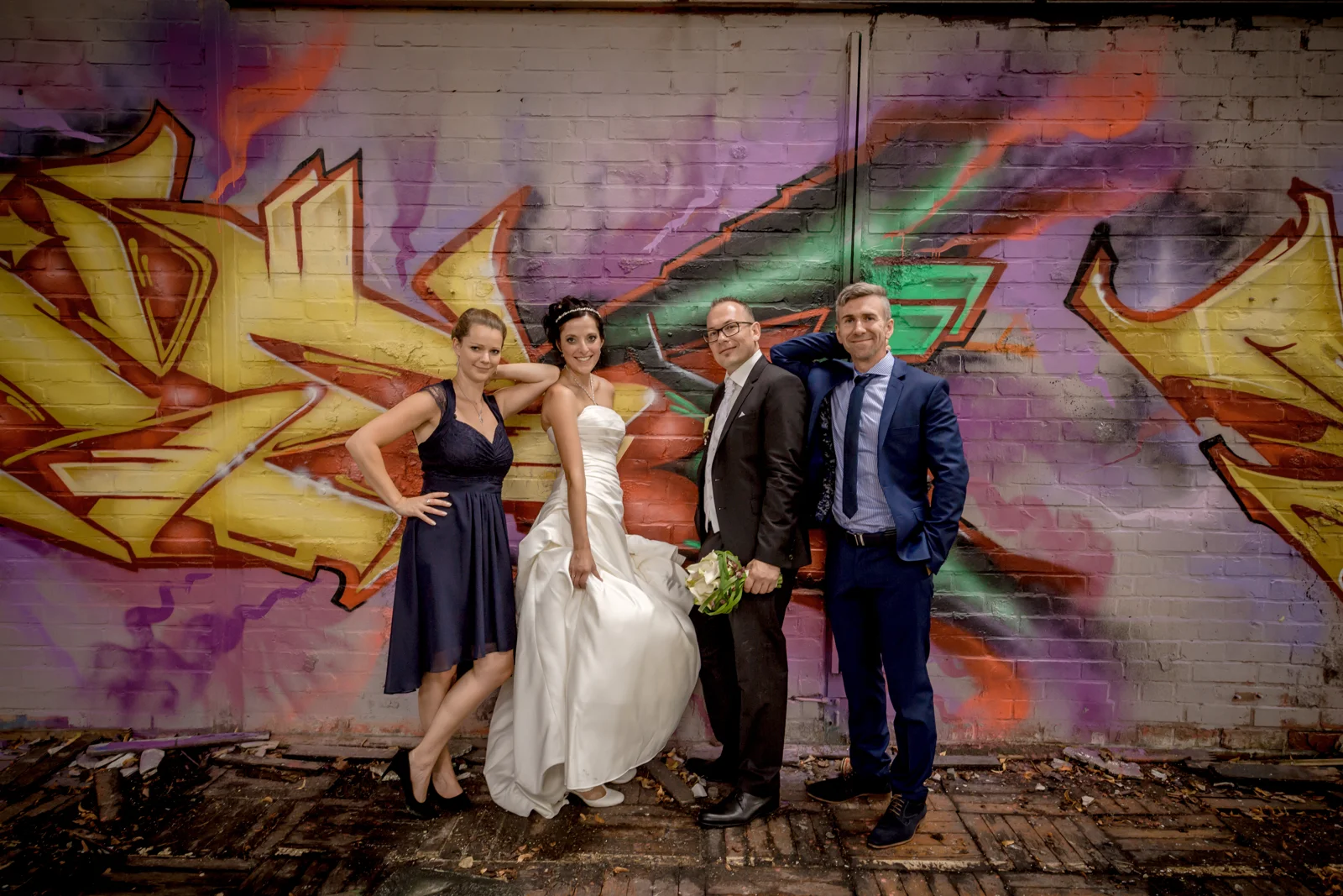 Ein gemeinsames Bild vor den bunten Graffiti – Hochzeit von Lydia und Christian in Erfurt