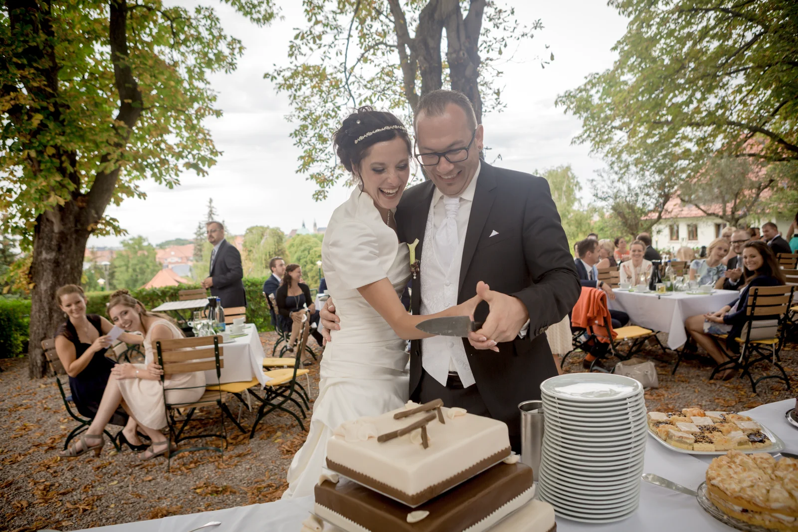 Gemeinsam die Hochzeitstorte anschneiden – Hochzeit von Lydia und Christian in Erfurt