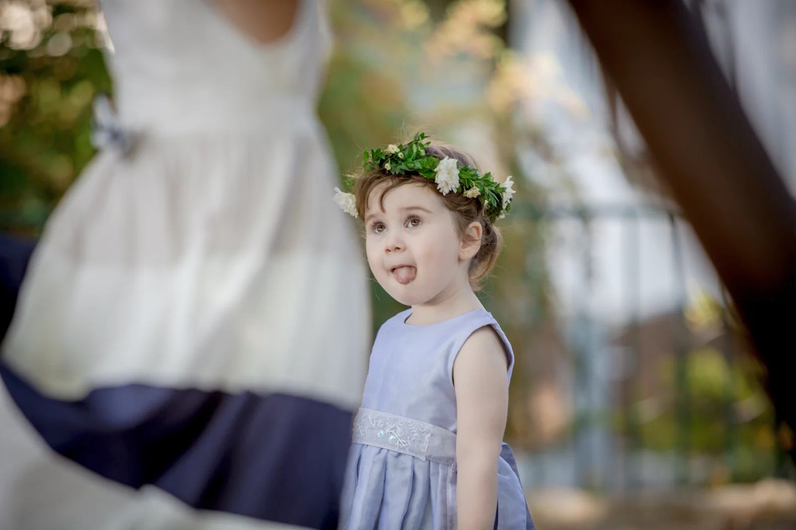 Ein neugieriger Blick auf dem Spielplatz – Hochzeit von Lydia und Christian in Erfurt