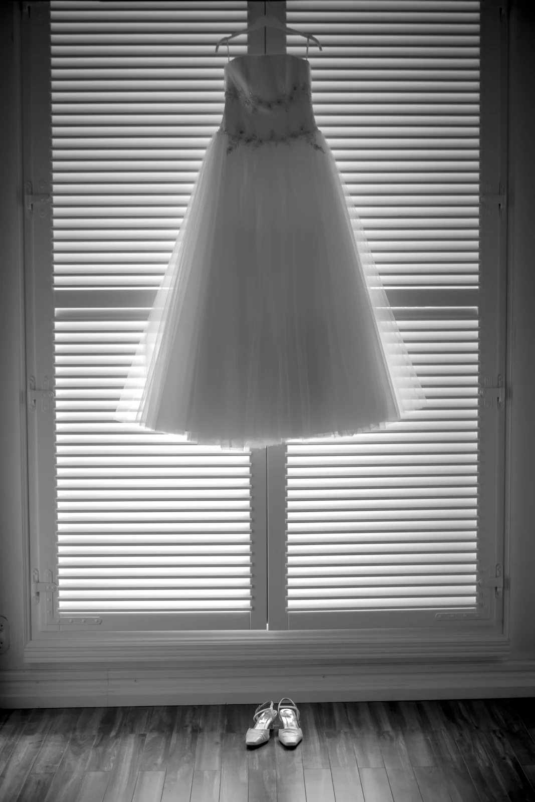 Das Brautkleid am Fenster – Hochzeitsreportage von Matthias und Kerstin