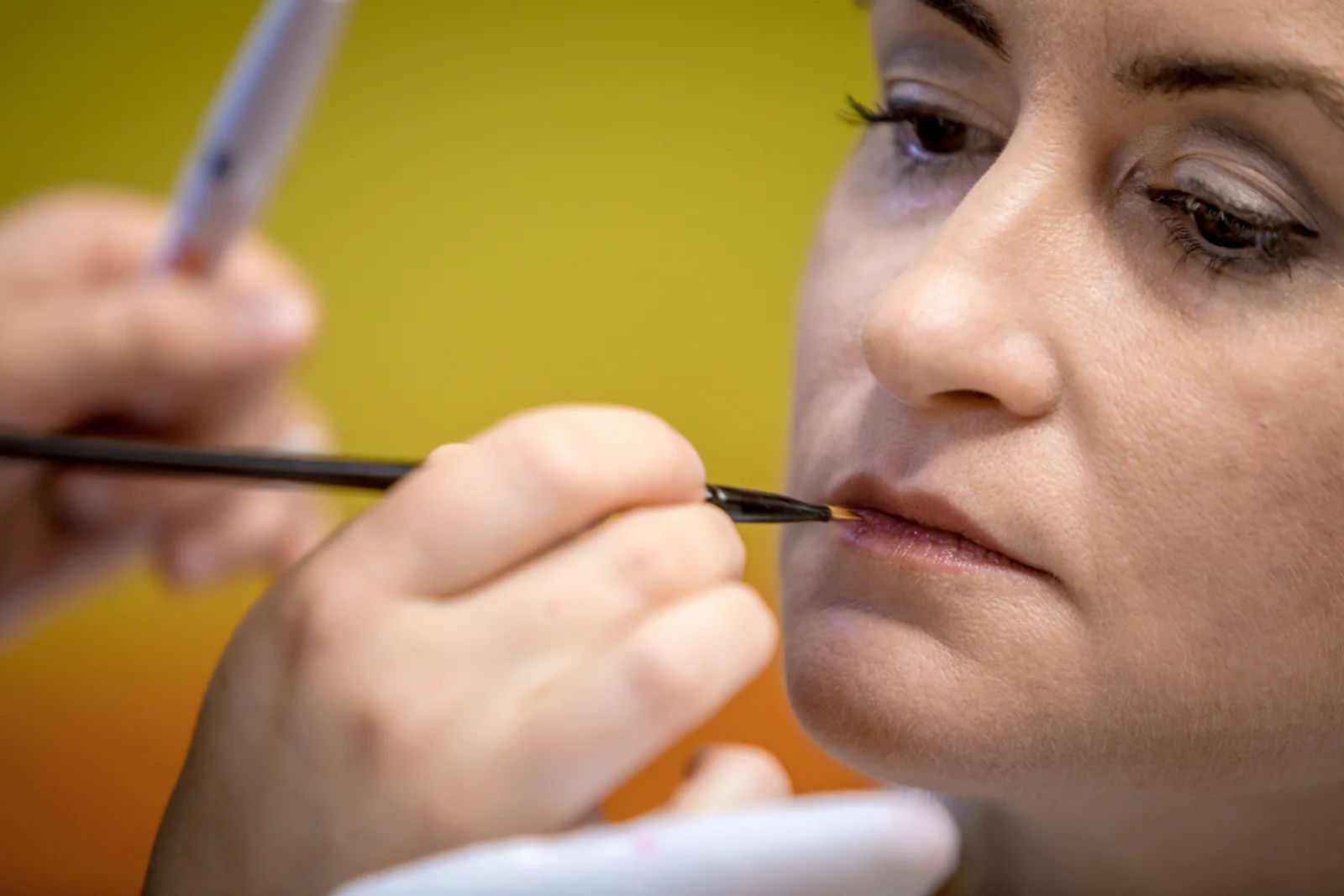 Kerstin beim Auftragen des Lippenstifts – Hochzeitsreportage von Matthias und Kerstin