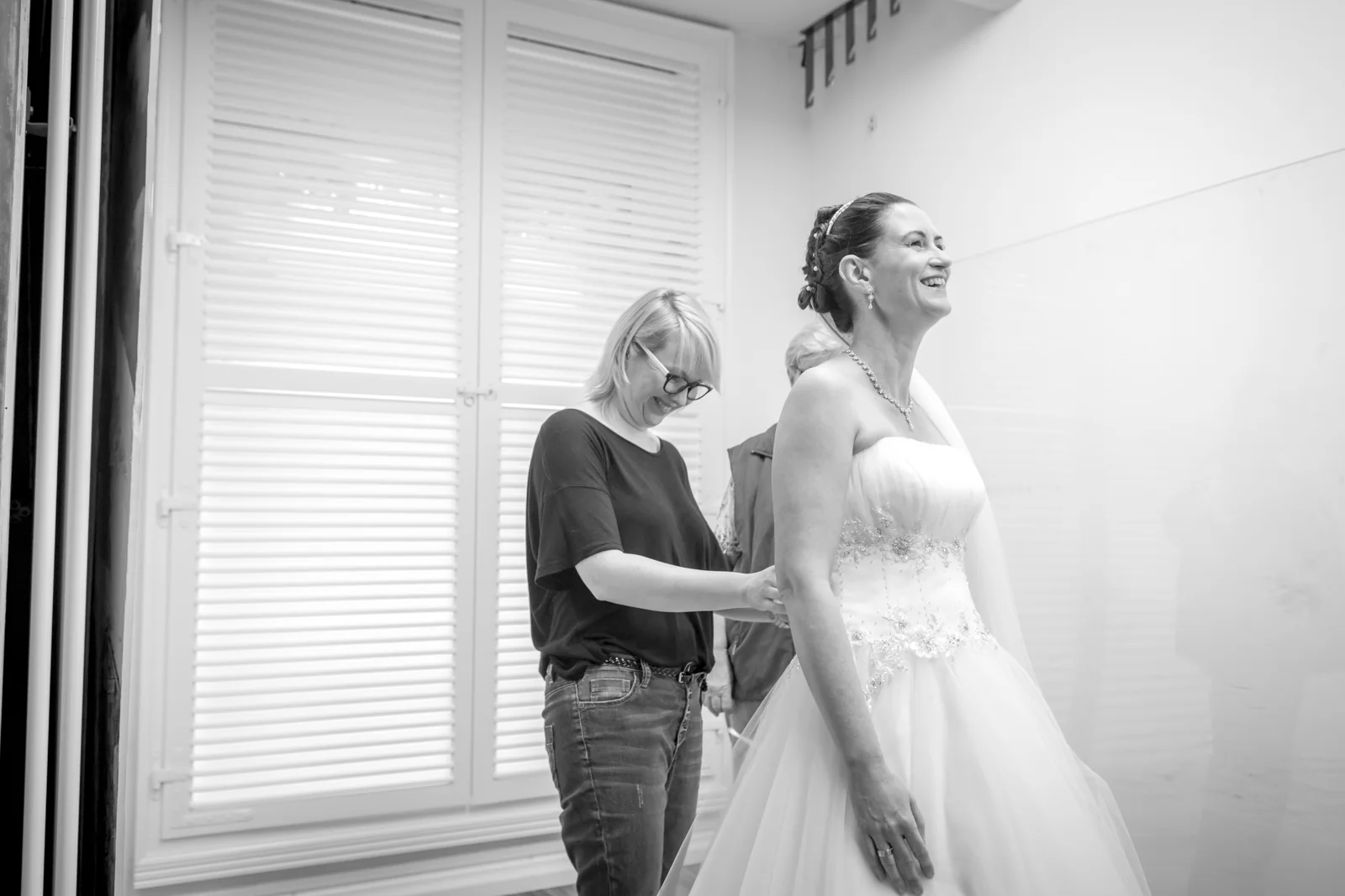 Die letzten Handgriffe am Brautkleid – Hochzeitsreportage von Matthias und Kerstin