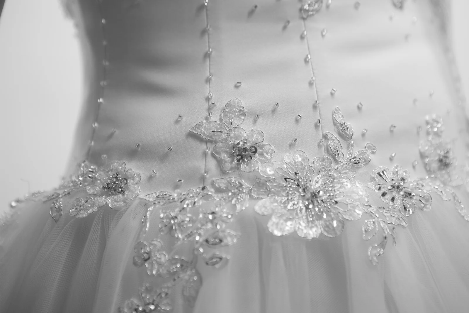 Die glitzernden Details des Brautkleids – Hochzeitsreportage von Matthias und Kerstin