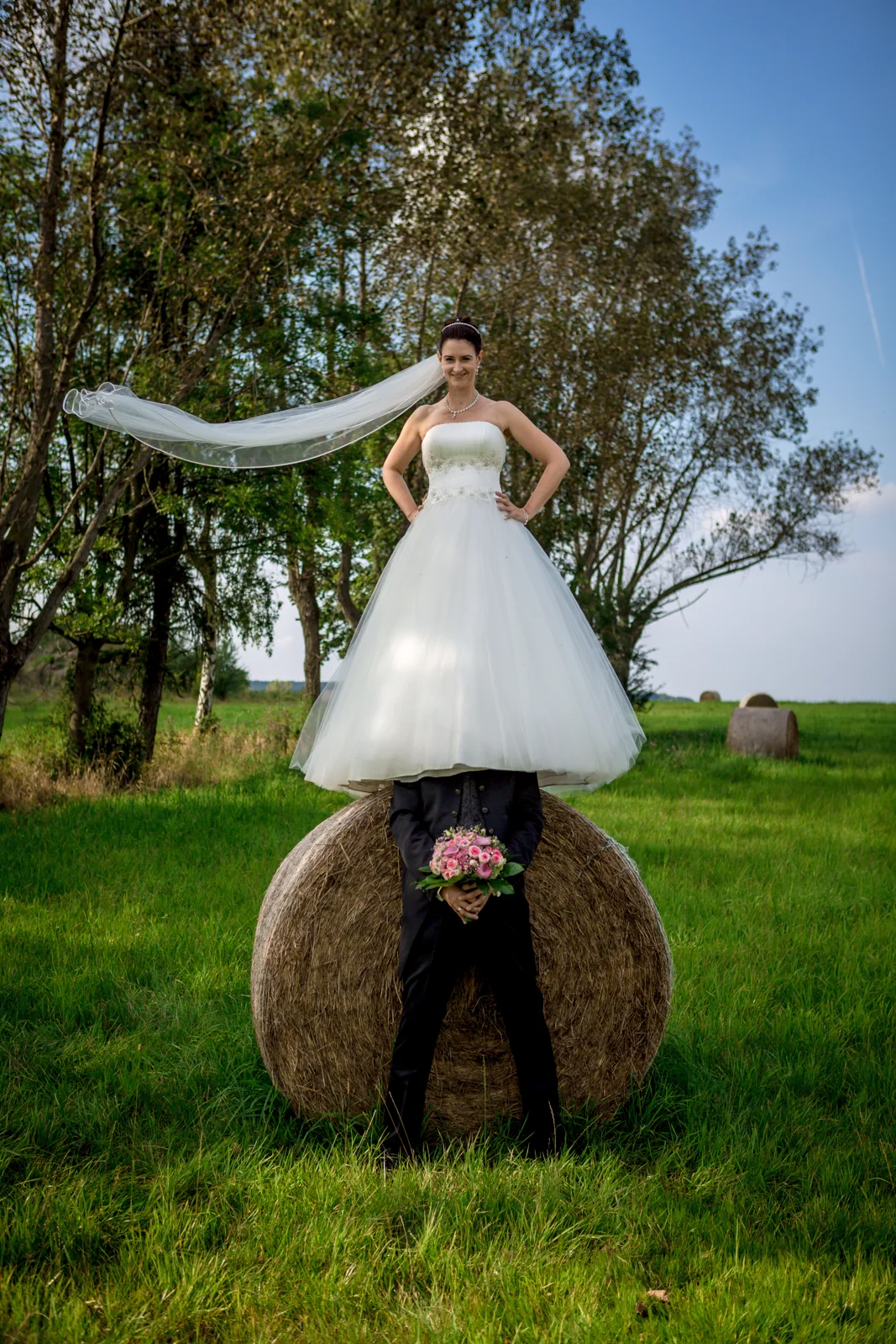 Kerstin und Matthias mit dem Strohballen – Hochzeitsreportage von Matthias und Kerstin