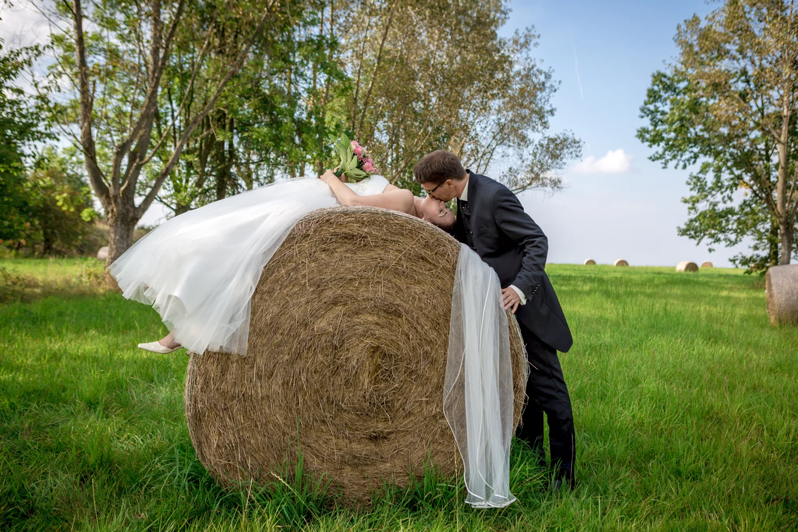 Ein Kuss am Strohballen – Hochzeitsreportage von Matthias und Kerstin